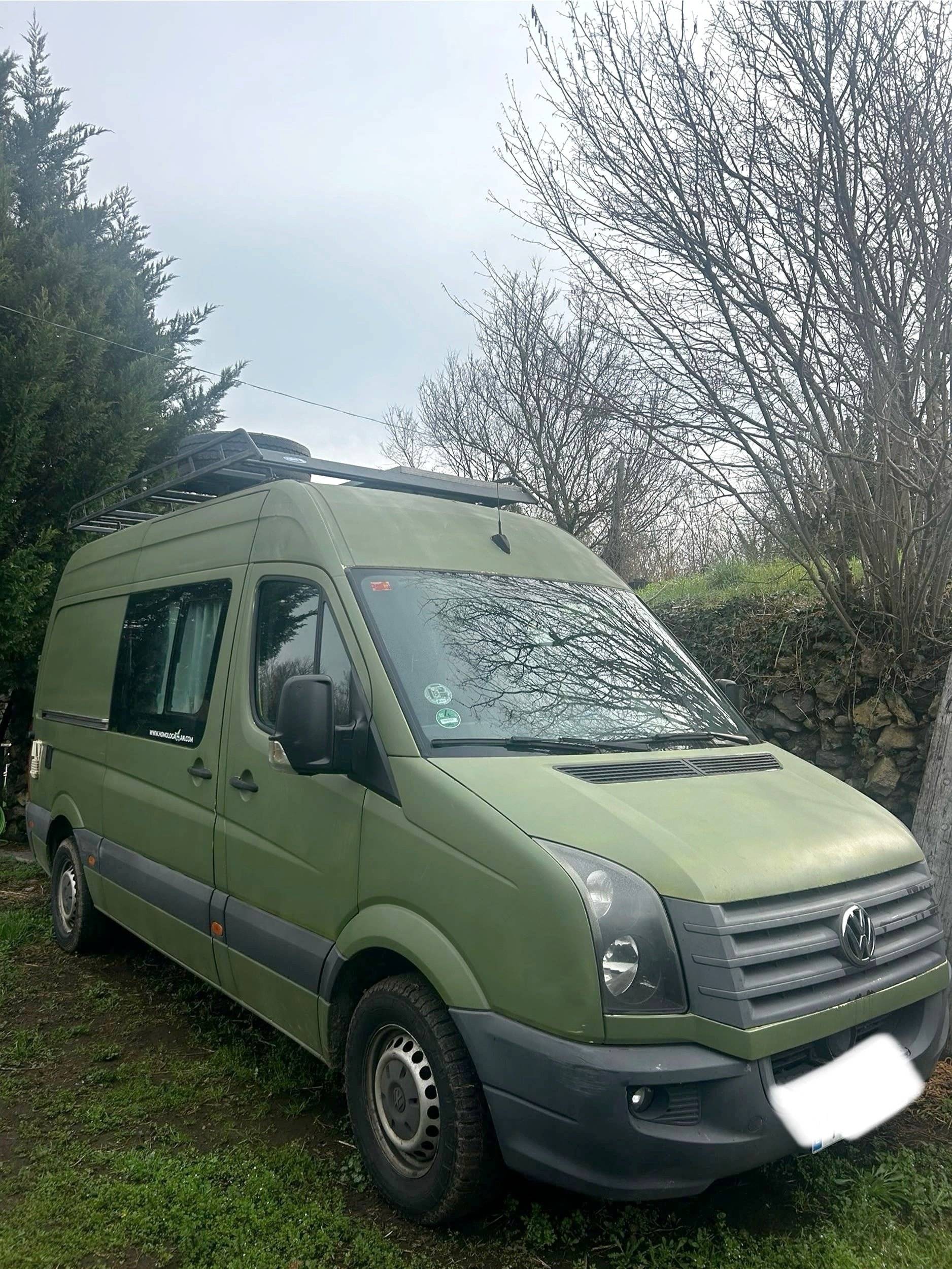 Vista del vehicle angle davanter Volkswagen Crafter 2,0 l 102 ch - Yescapa