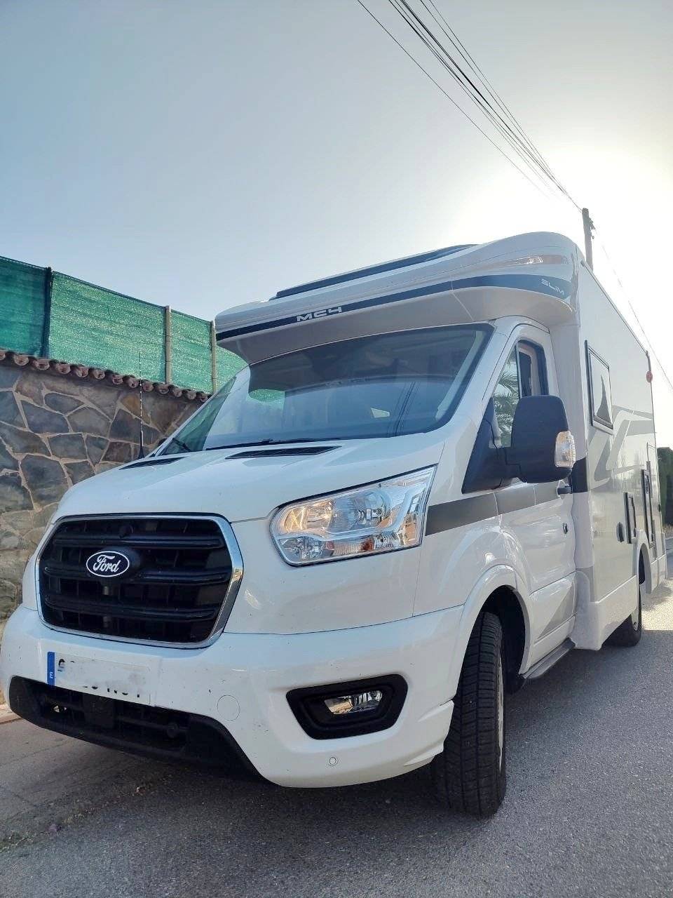 Vue avant de 3/4 Ford ford transit - Yescapa