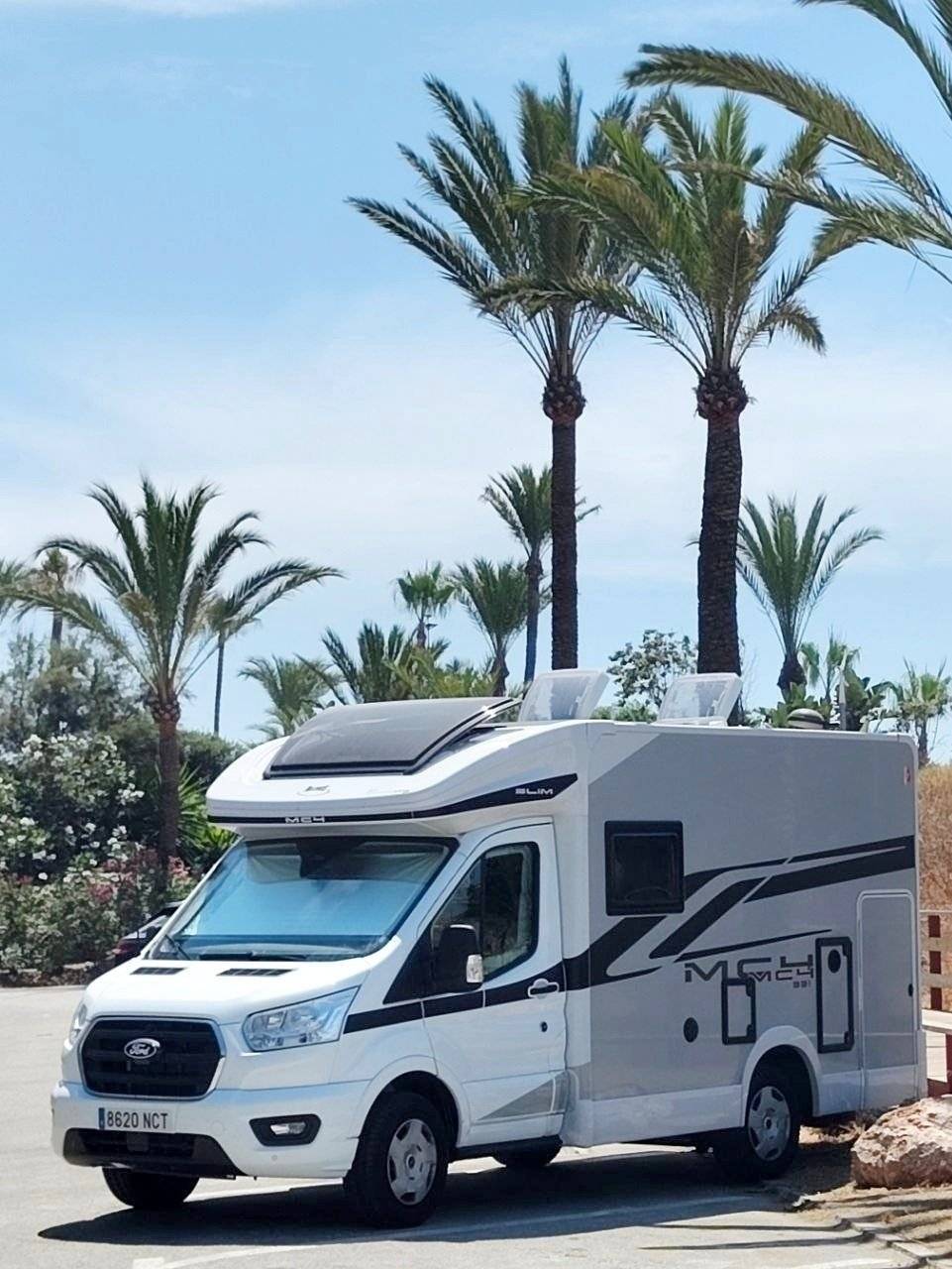Vista frontale a ¾ Ford ford transit - Yescapa