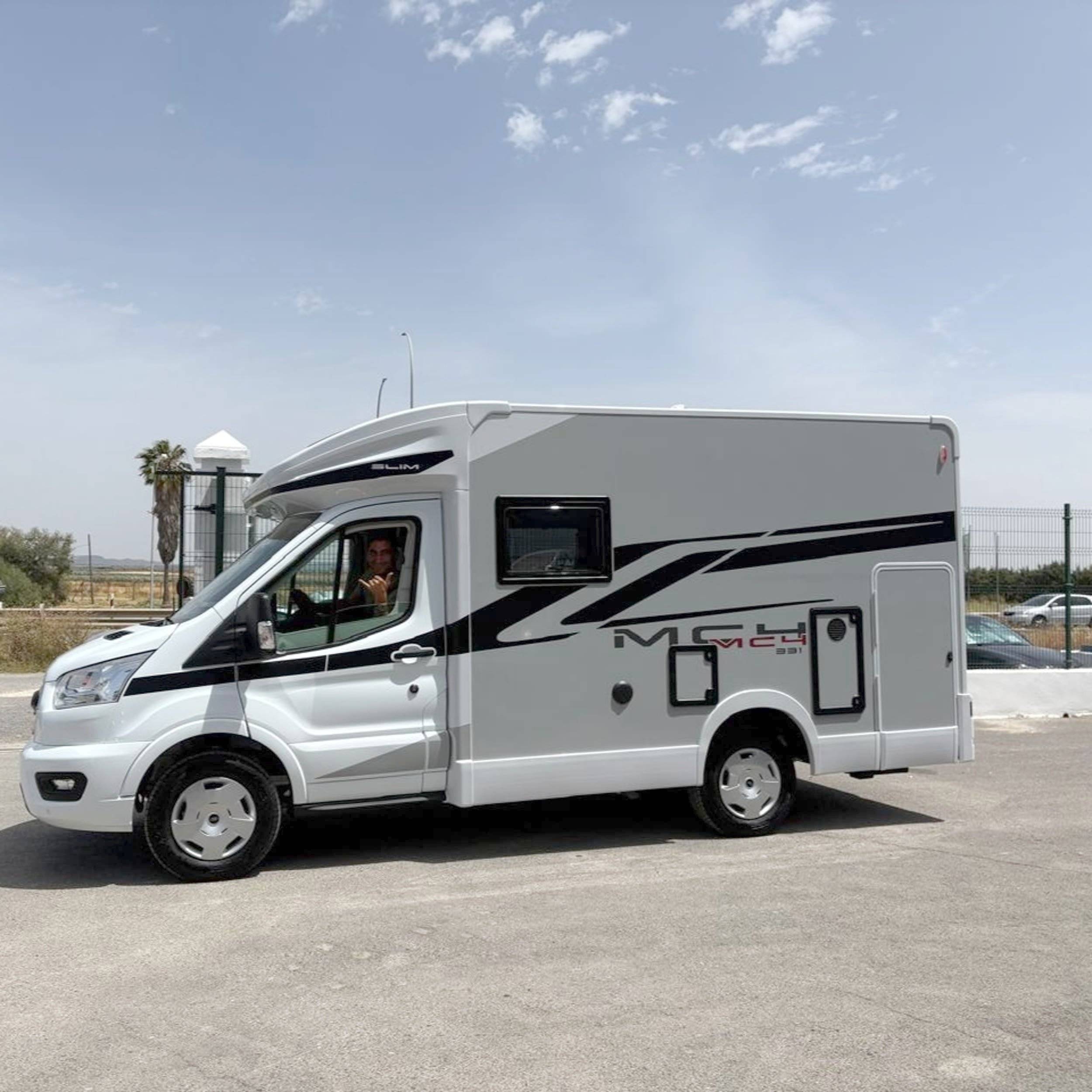 Vue avant de 3/4 Ford ford transit - Yescapa