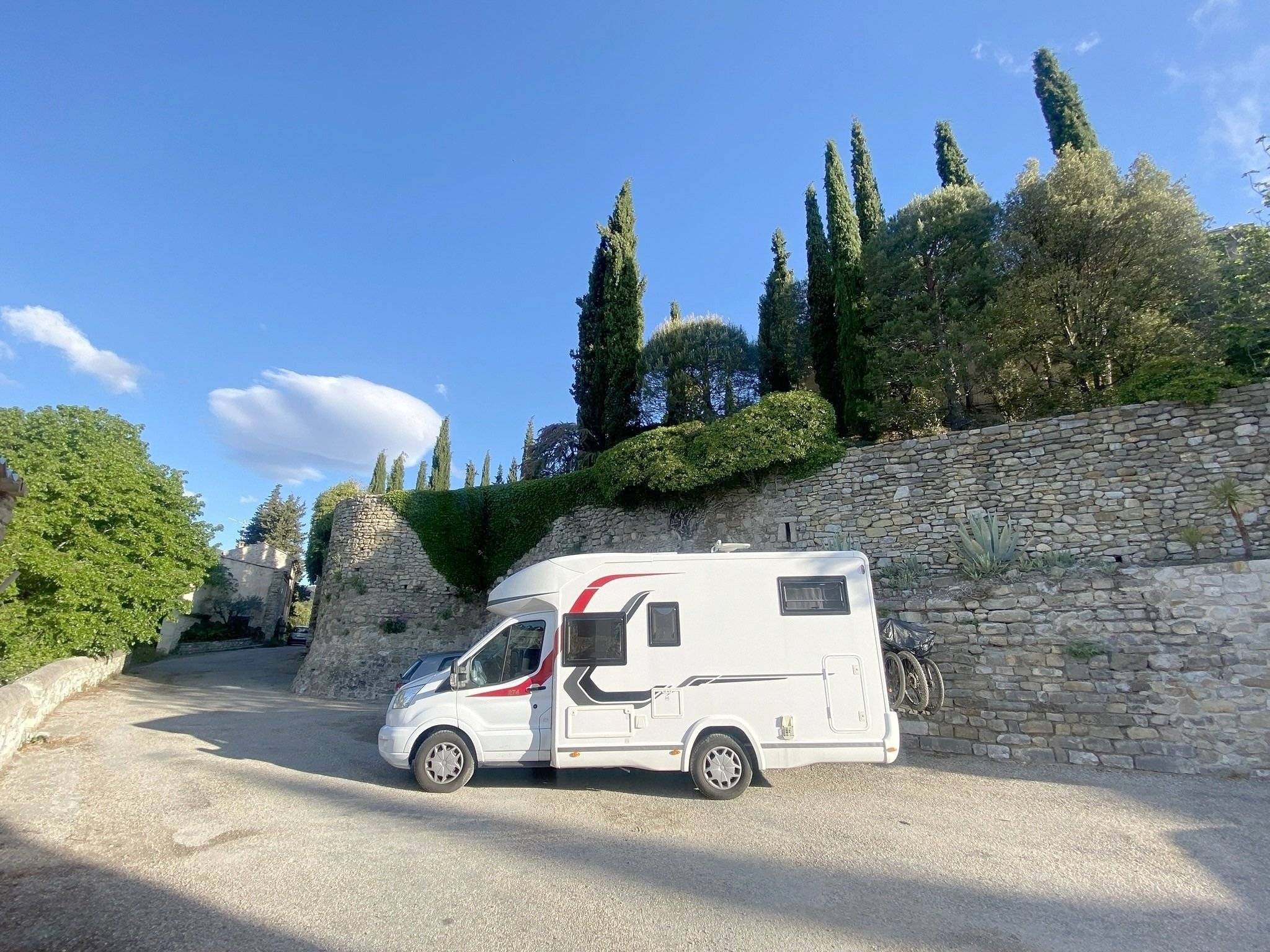 Front view from 3/4 Ford - Yescapa