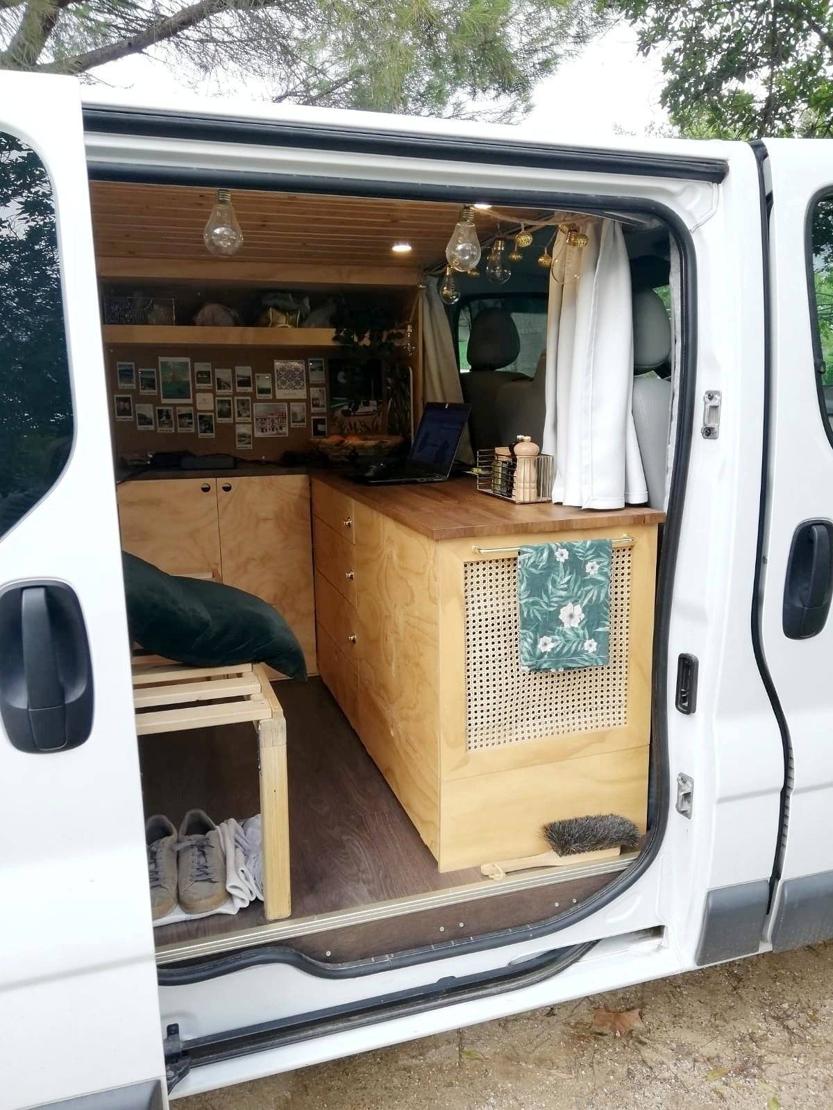 Dining Area Opel opel vivaro L2H1 - Yescapa