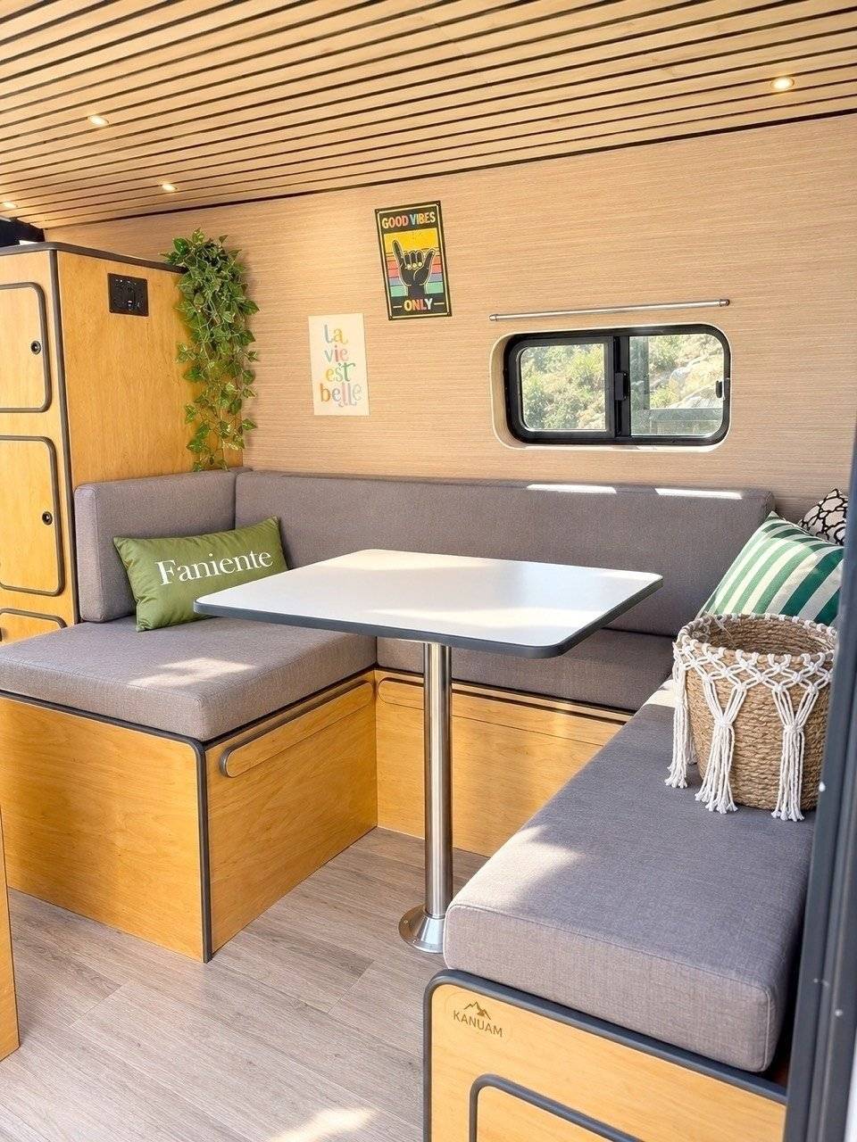 Área de jantar Renault Master - Yescapa