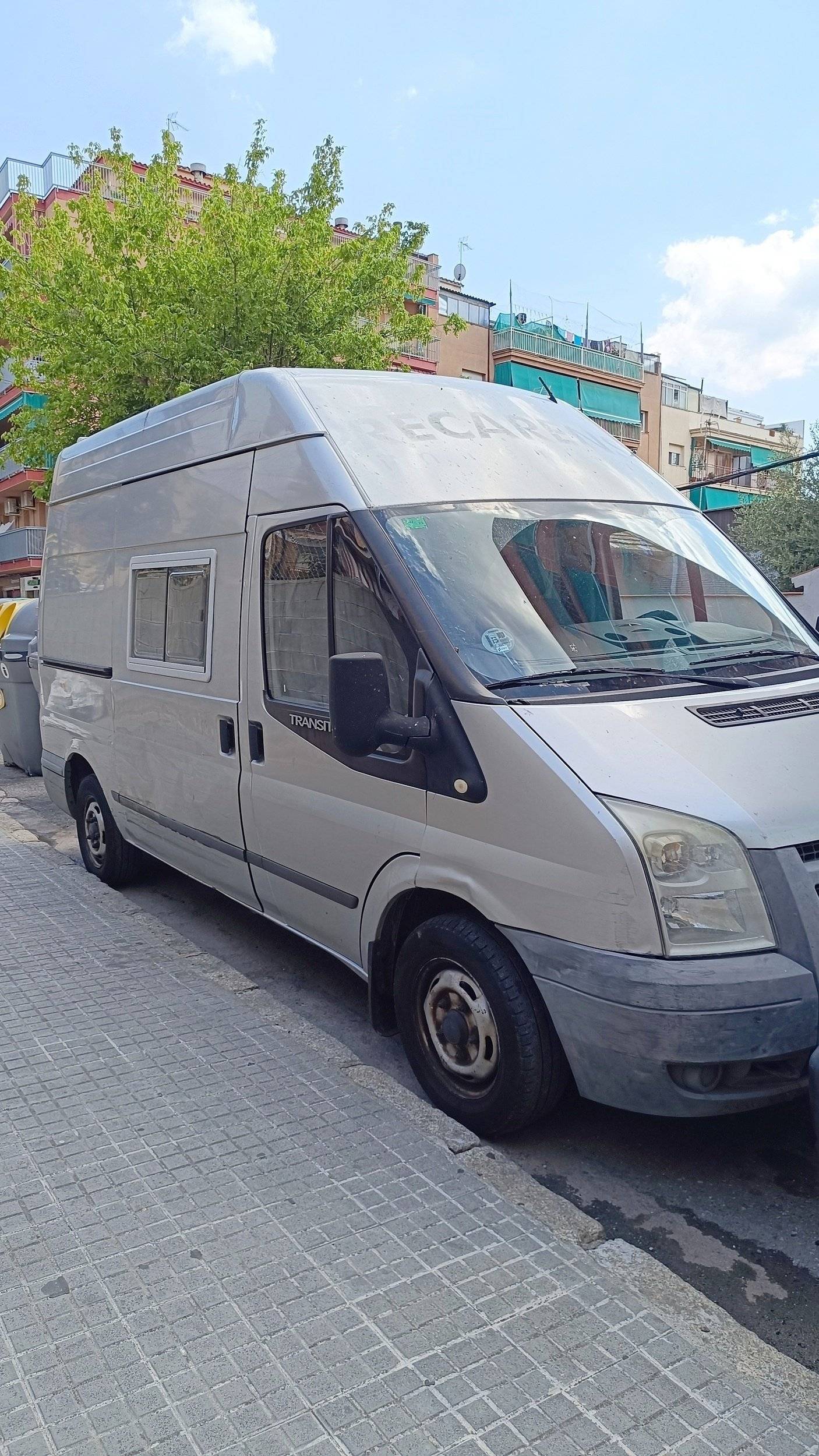 Front view from 3/4 Ford Ford - Yescapa