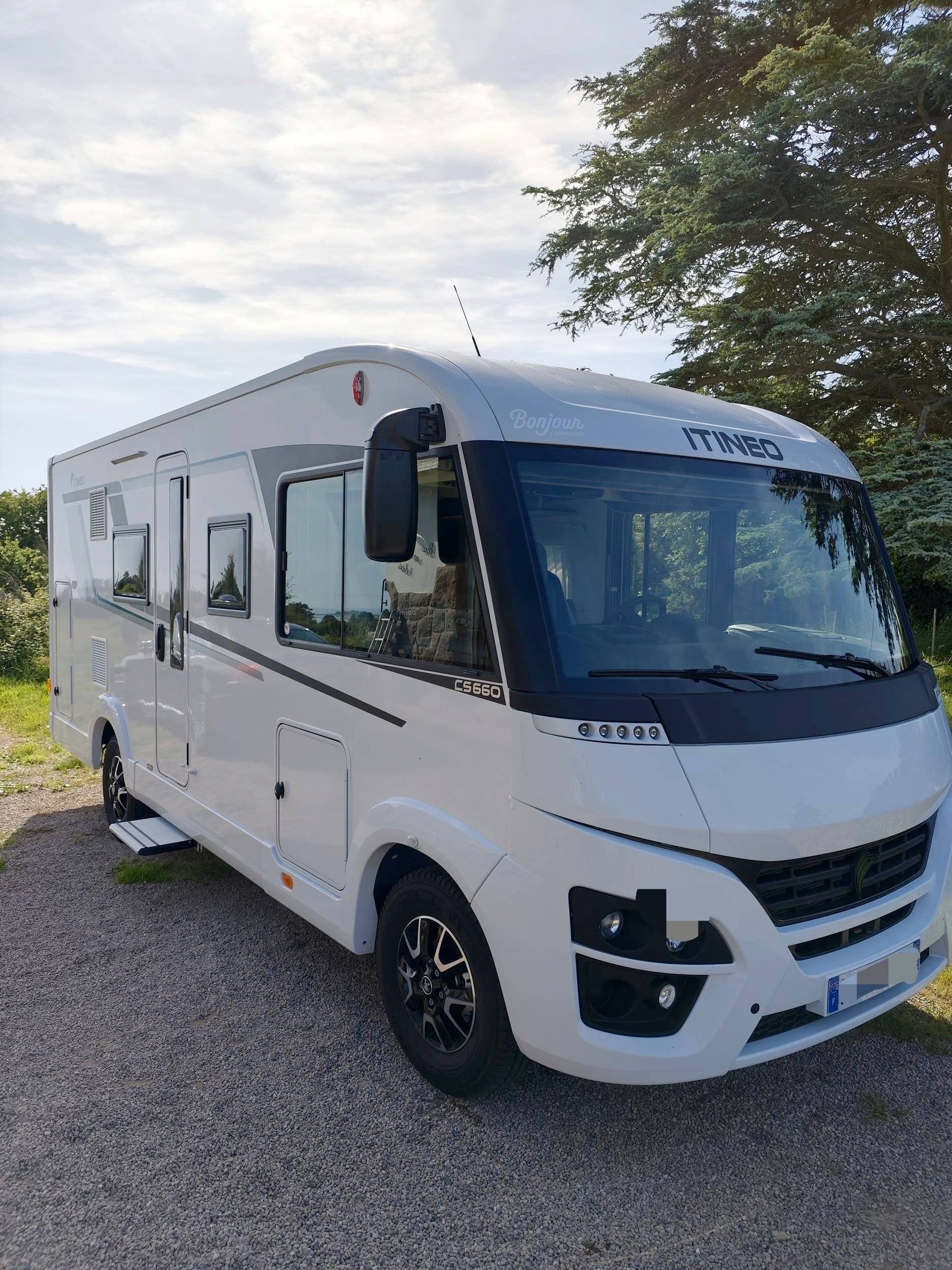 Vista del vehículo ángulo delantero Peugeot Boxer 140 CV - Yescapa