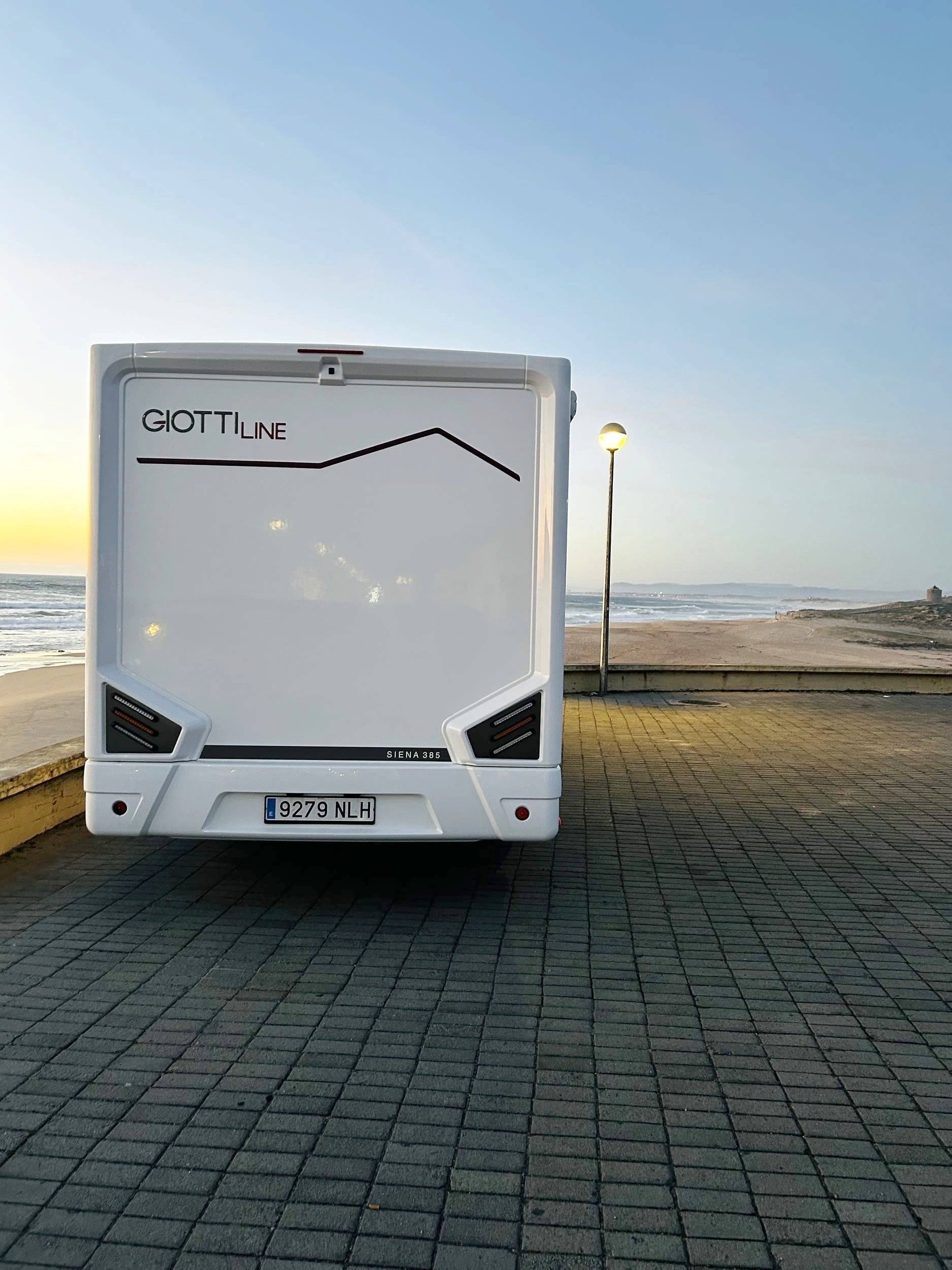 Rear view Peugeot Boxer 2.2 Blue HDI 140ch - Yescapa
