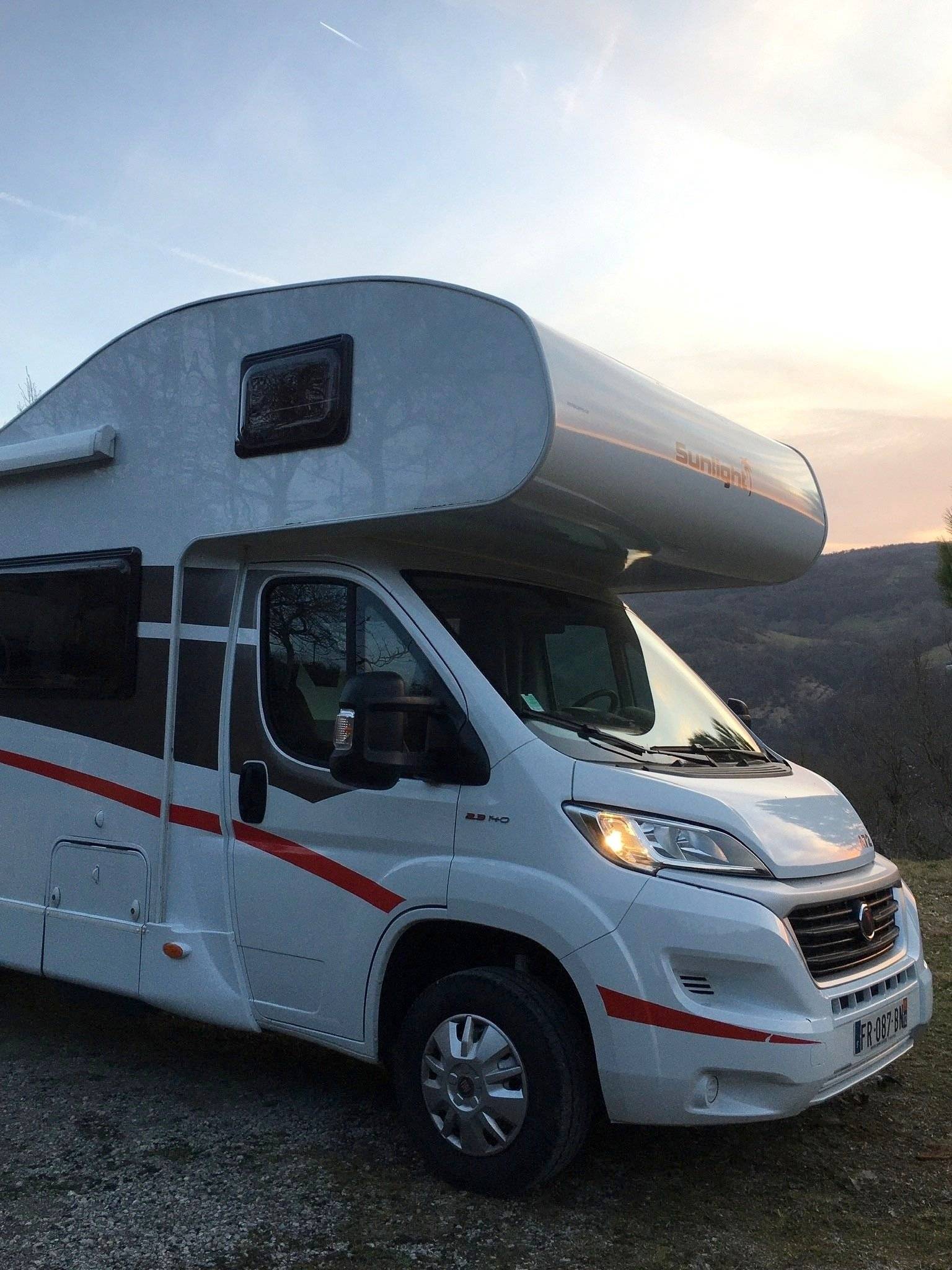 Vista frontale a ¾ Fiat DUCATO 2,3 l 140 ch - Yescapa