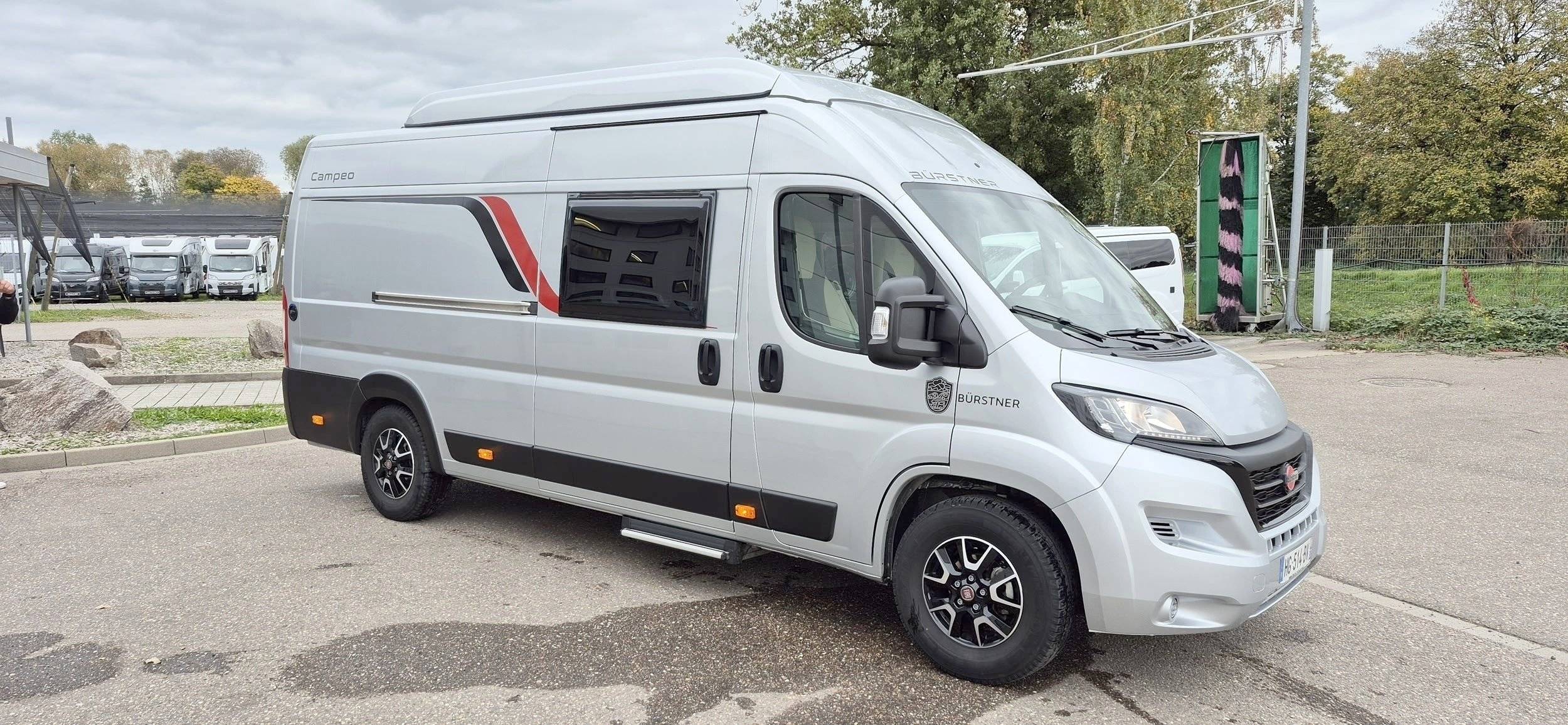 Vista frontale a ¾ Fiat Ducato 2,3 l Multijet 140 - Yescapa