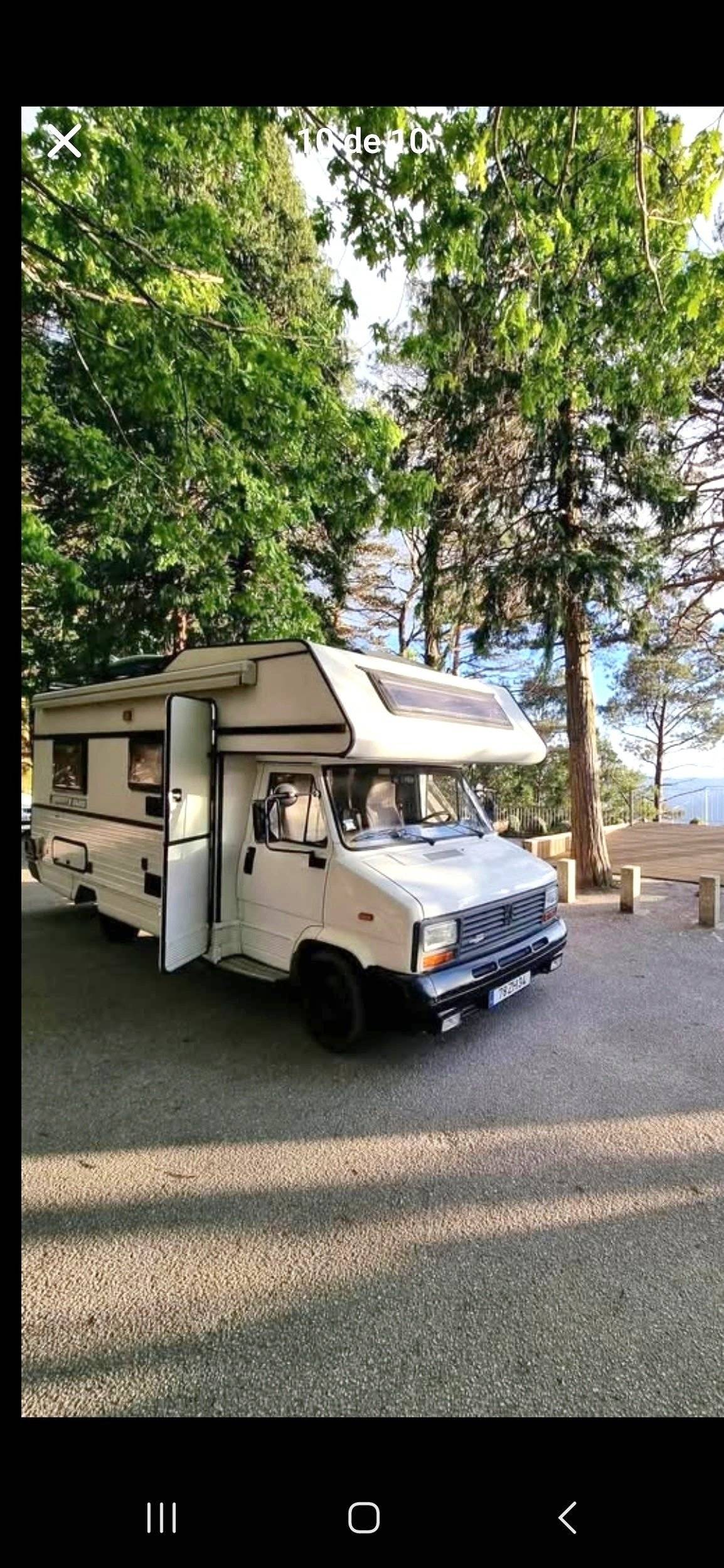 Vista frontale a ¾ Peugeot J5 - Yescapa