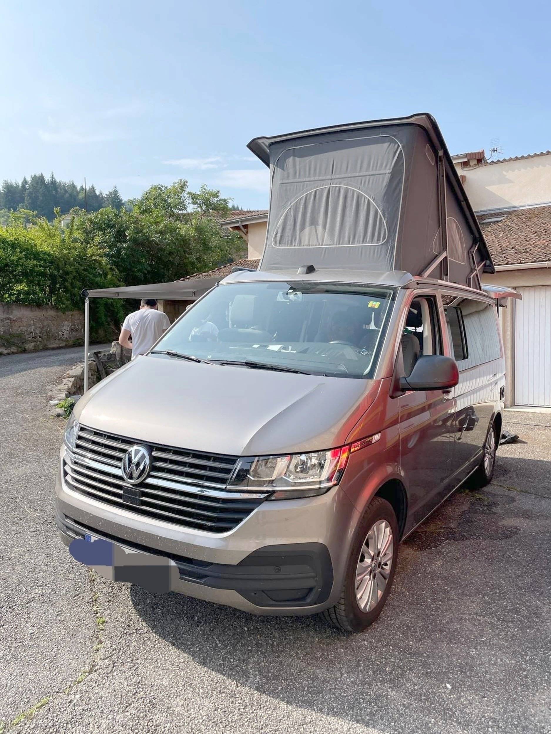 schräge Vorderansicht Volkswagen T6.1 California Coast - Yescapa