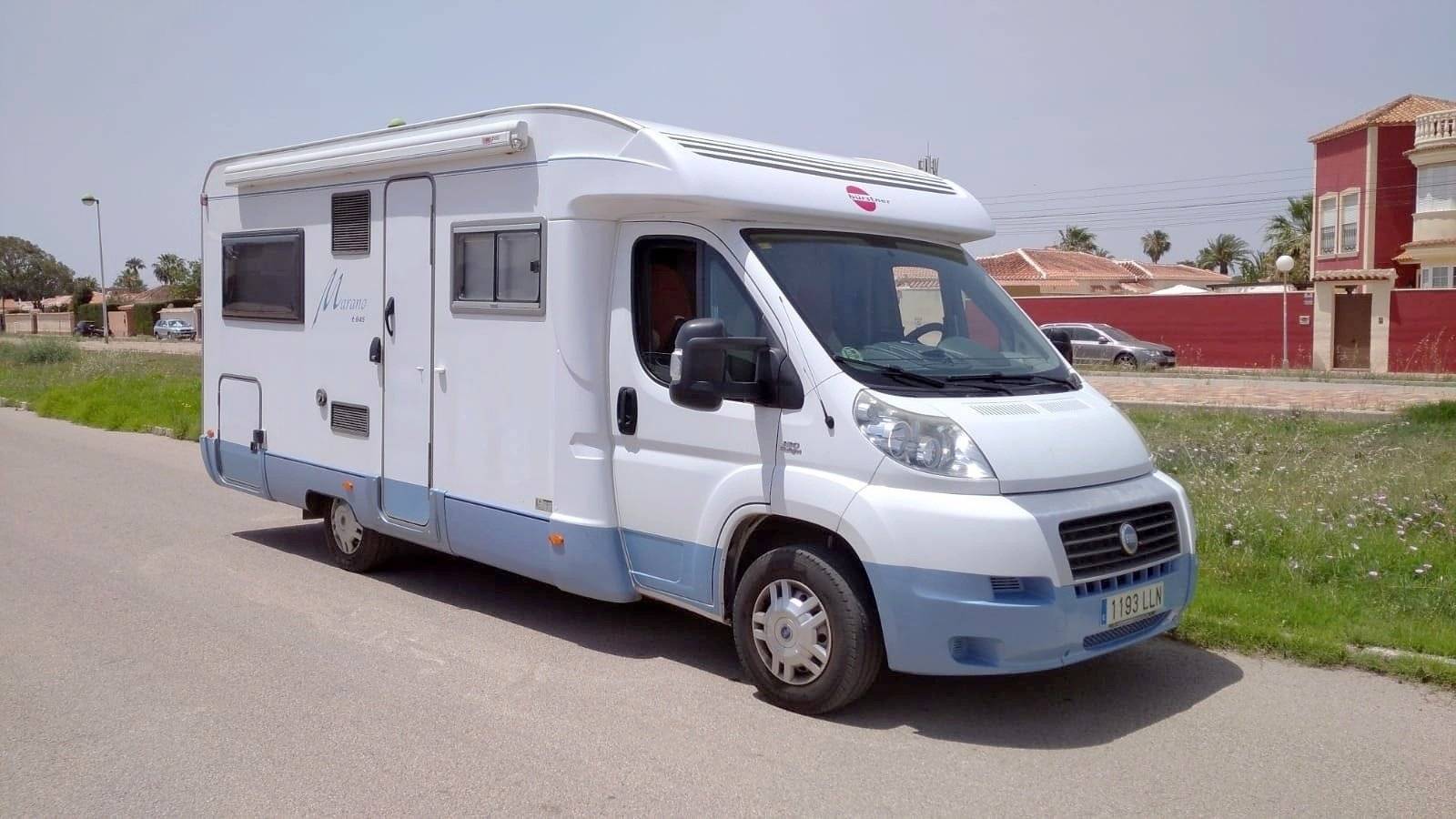 schräge Vorderansicht Fiat Ducato 2,3 l Multijet 130 ch. - Yescapa