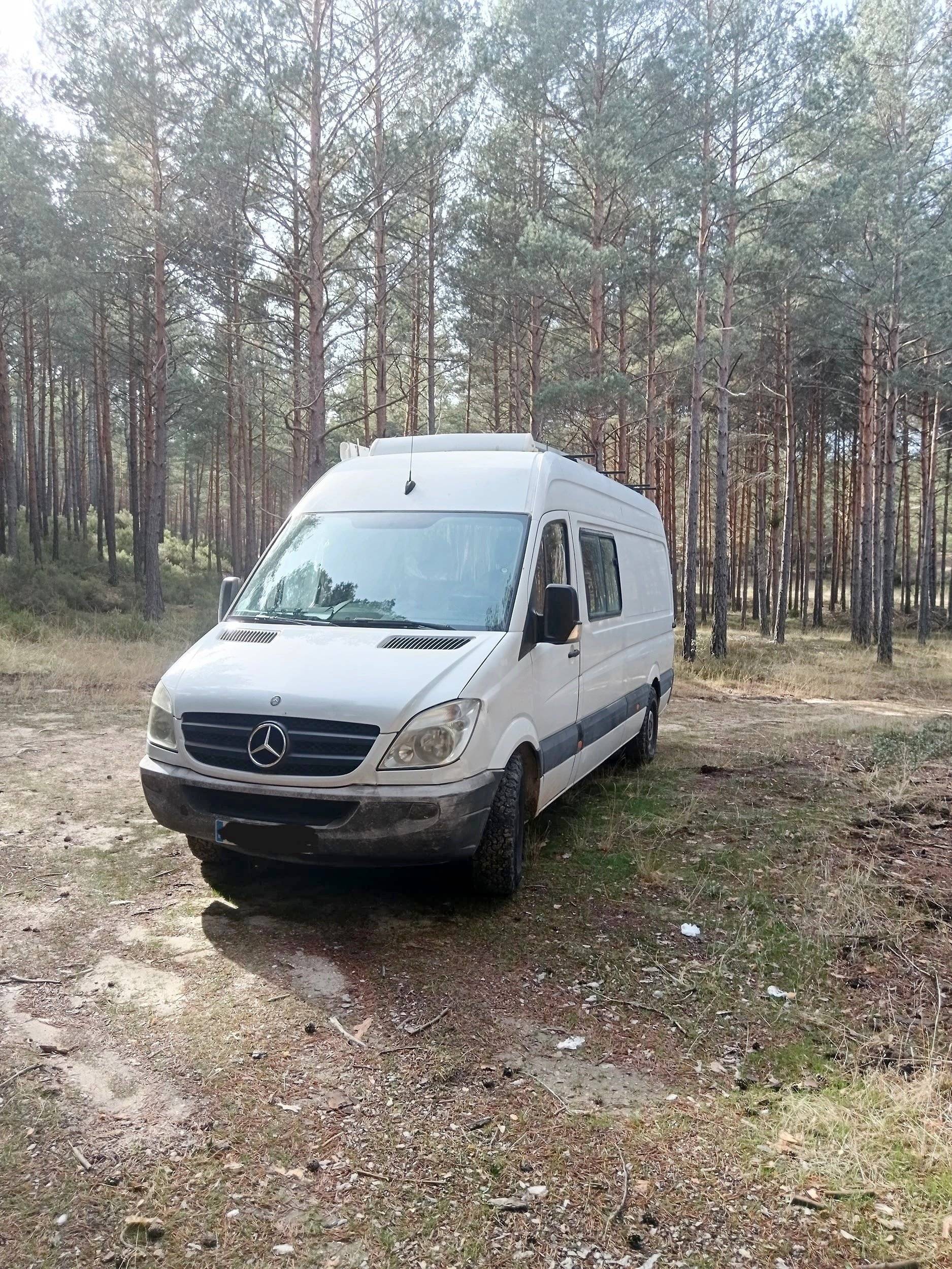 Vue avant de 3/4 Mercedes Sprinter 315 cdi 150cv - Yescapa