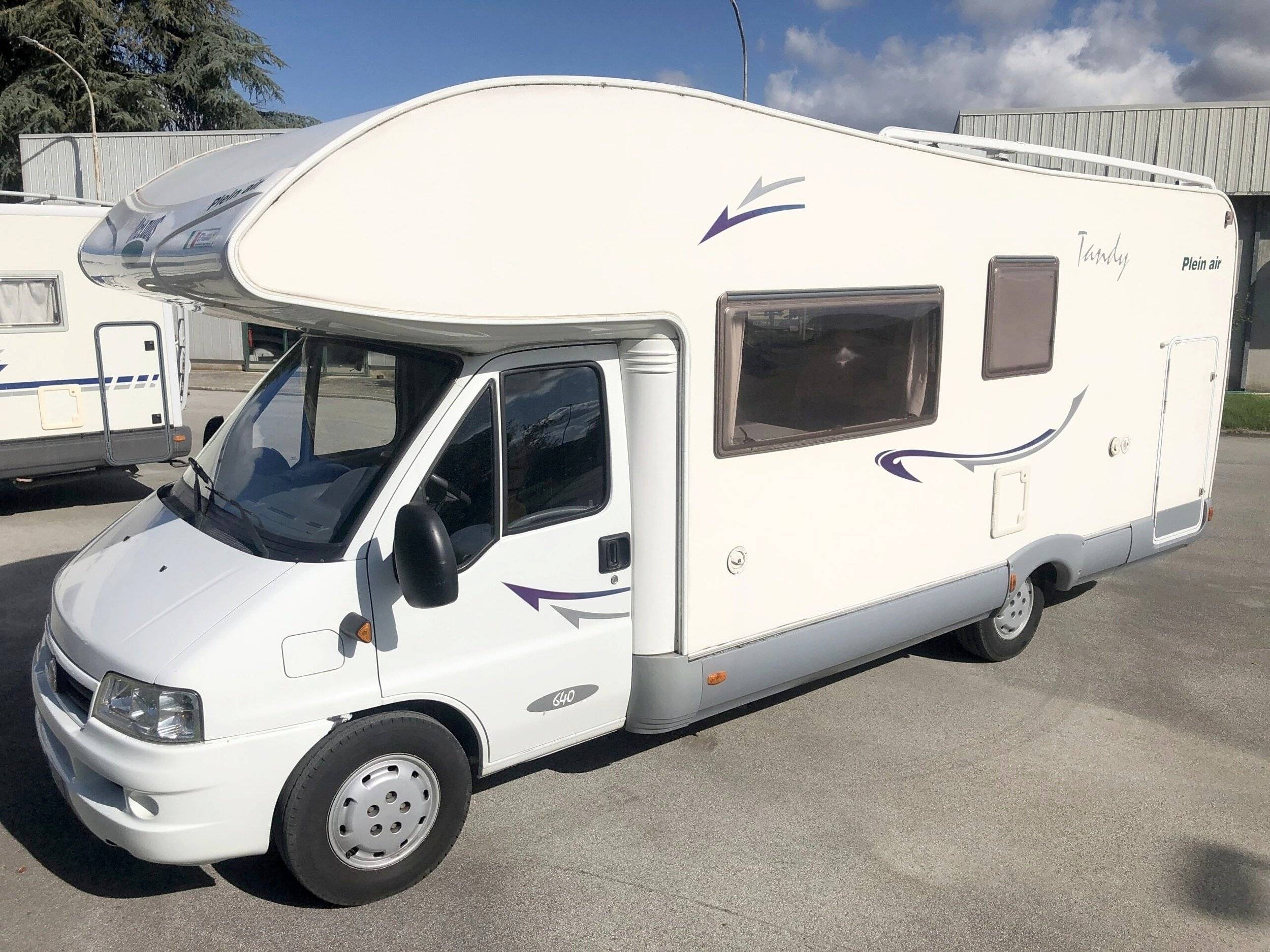 Vista frontale a ¾ Fiat Fiat ducato 2.8l JTD - Yescapa