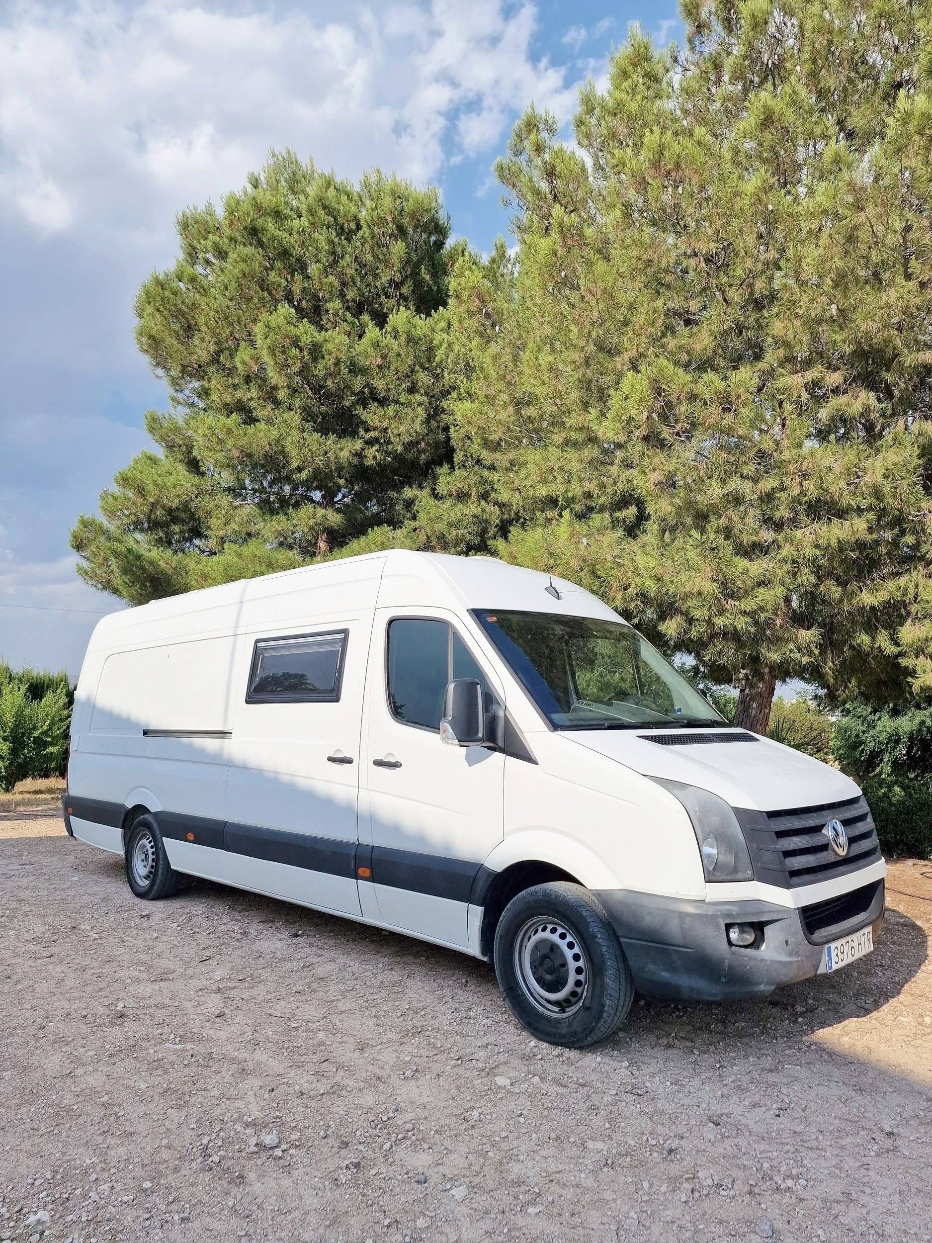Vue avant de 3/4 Volkswagen Crafter 2,0 l 102 ch - Yescapa