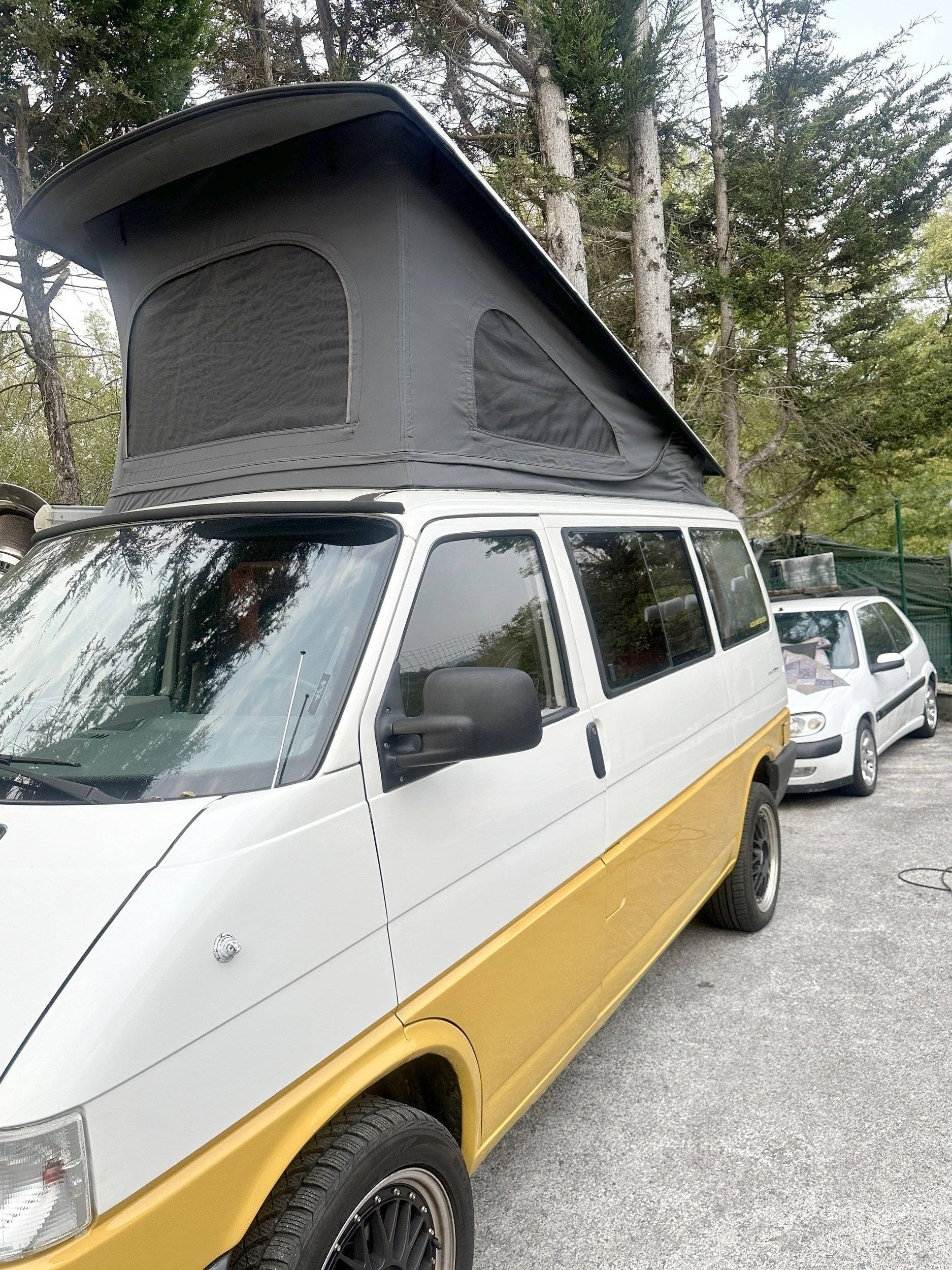 Vista de 3/4 Volkswagen California T4 2.5 TDI 102cv - Yescapa