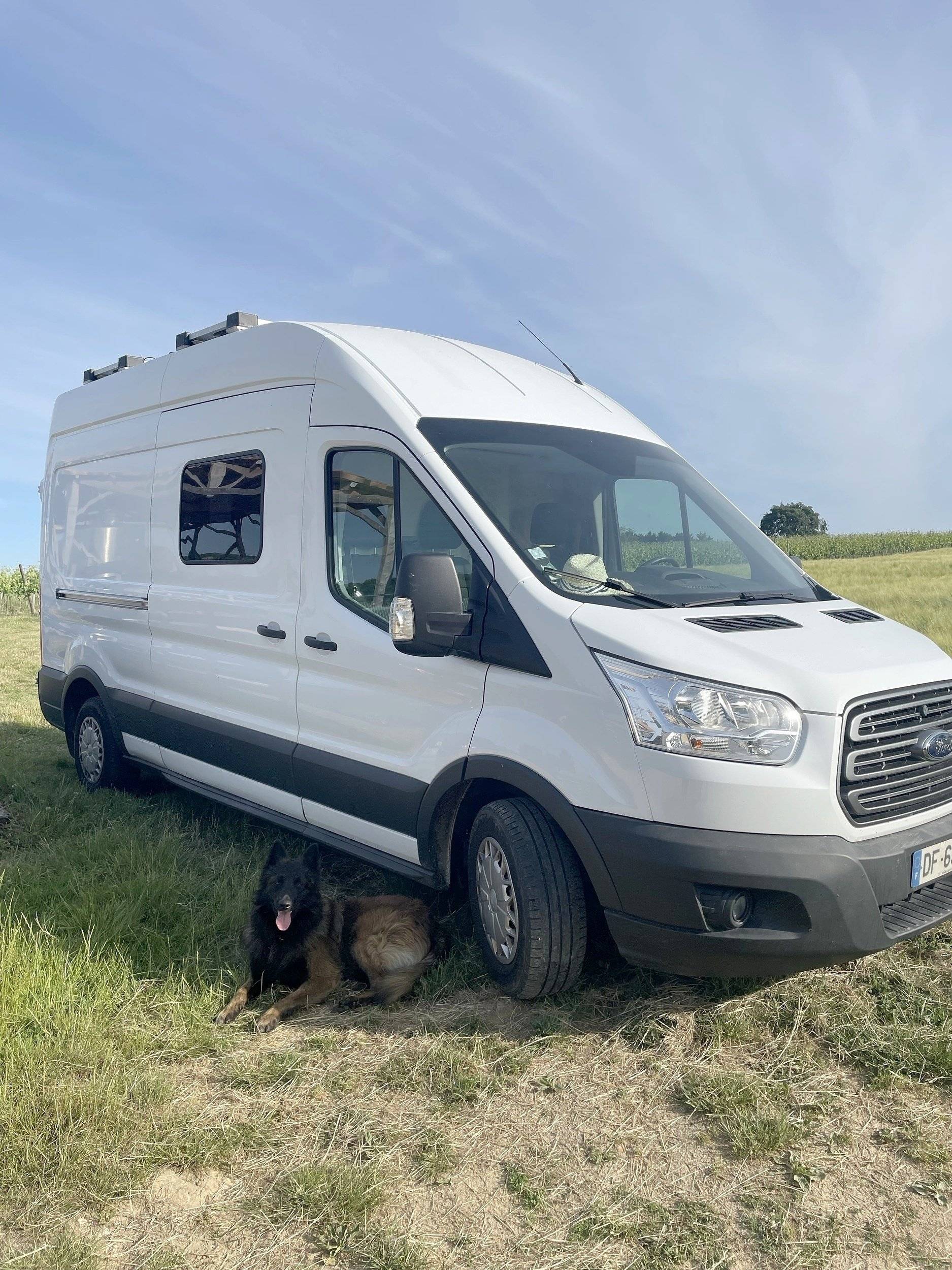 Vue avant de 3/4 Ford Transit 2,2 l 125 ch - Yescapa