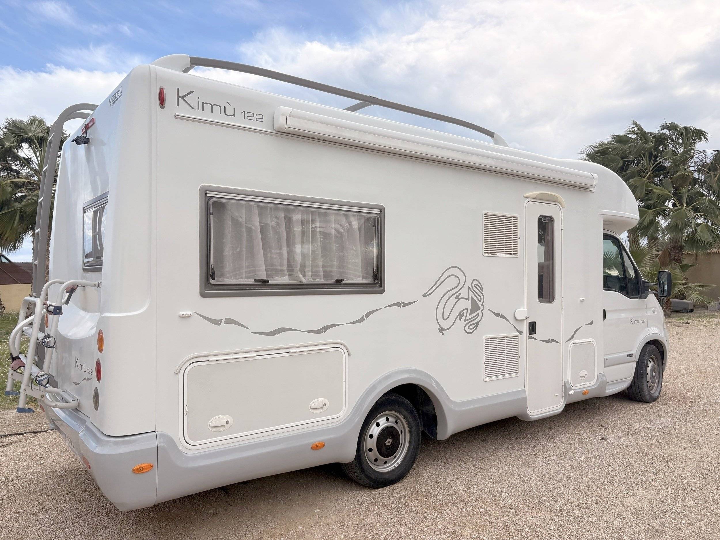 Vue avant de 3/4 Renault Master 3,0 l. dCi 140 ch. - Yescapa