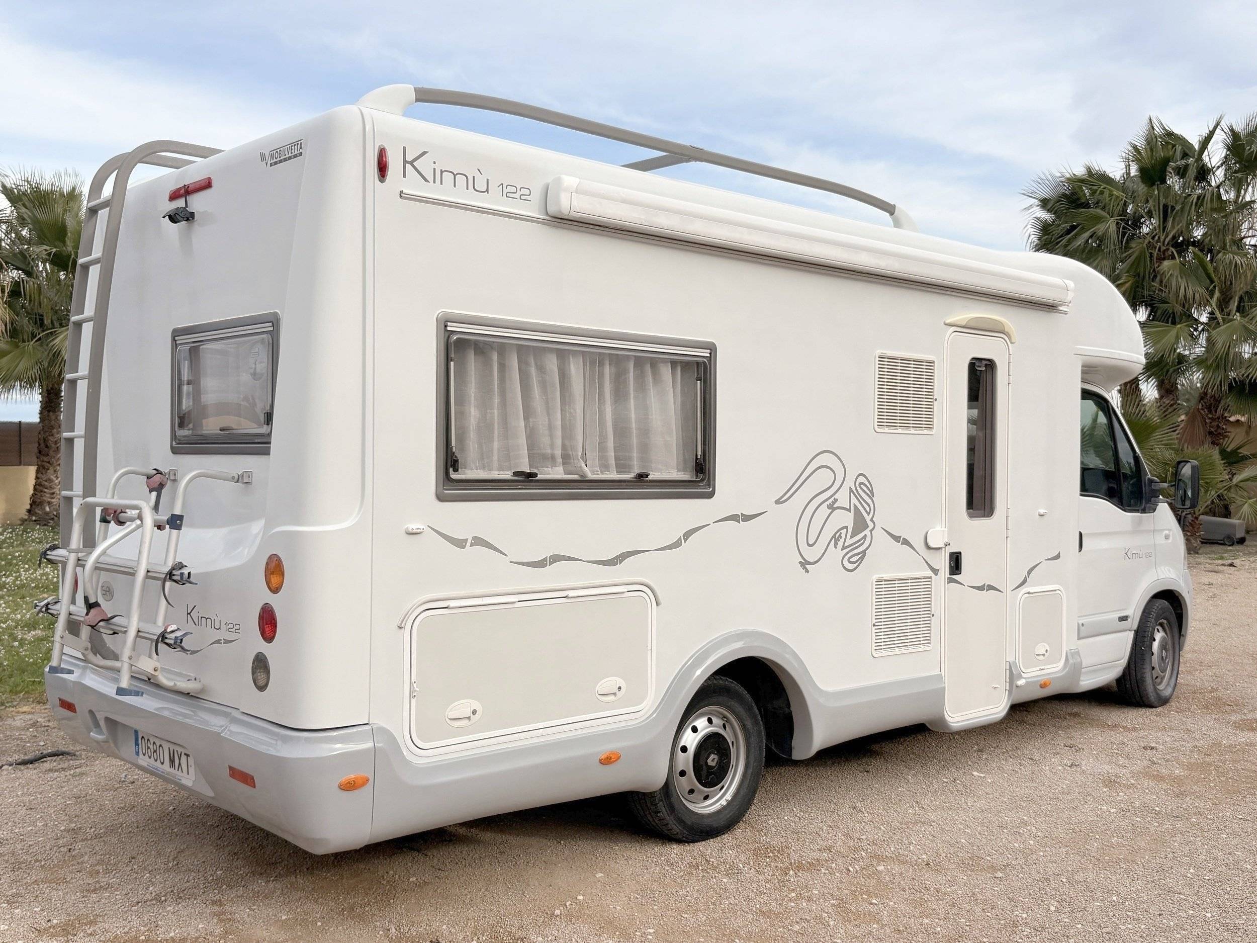 Vista del vehicle angle davanter Renault Master 3,0 l. dCi 140 ch. - Yescapa