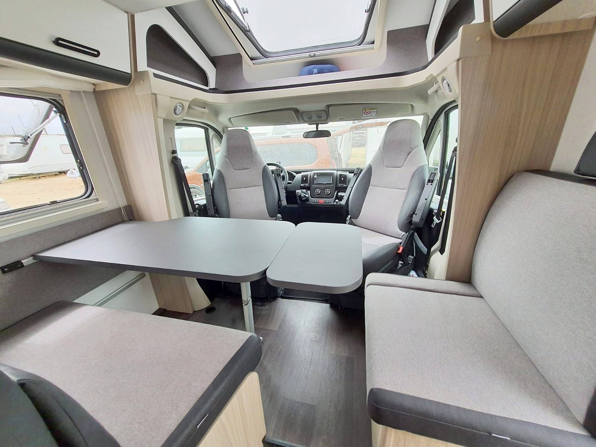 Dining Area Citroën Citroen Jumper 2,2 l Blue HDi 165PS - Yescapa