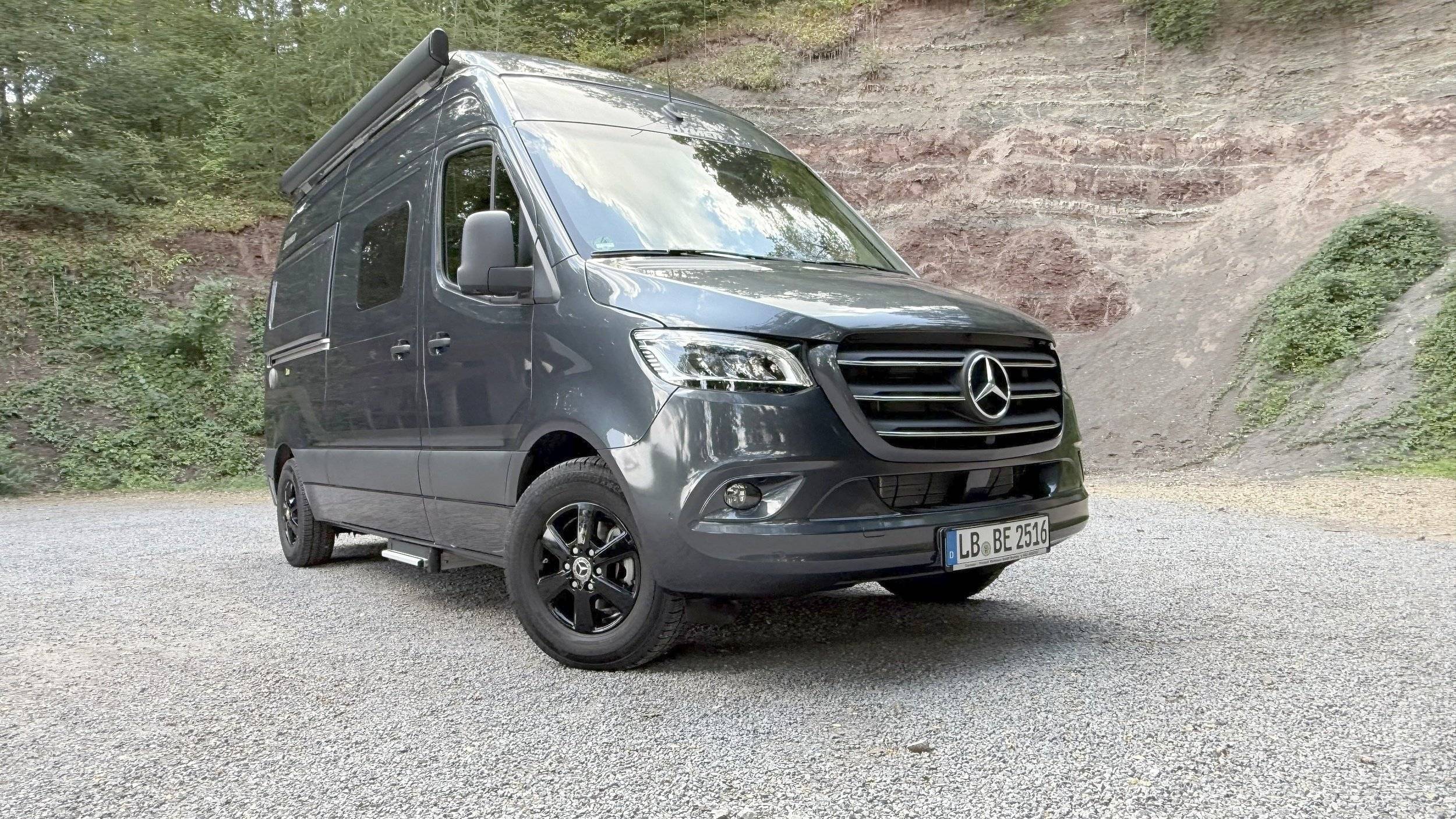 Vista frontale a ¾ Mercedes Mercedes Benz Sprinter 318 CDI - Yescapa
