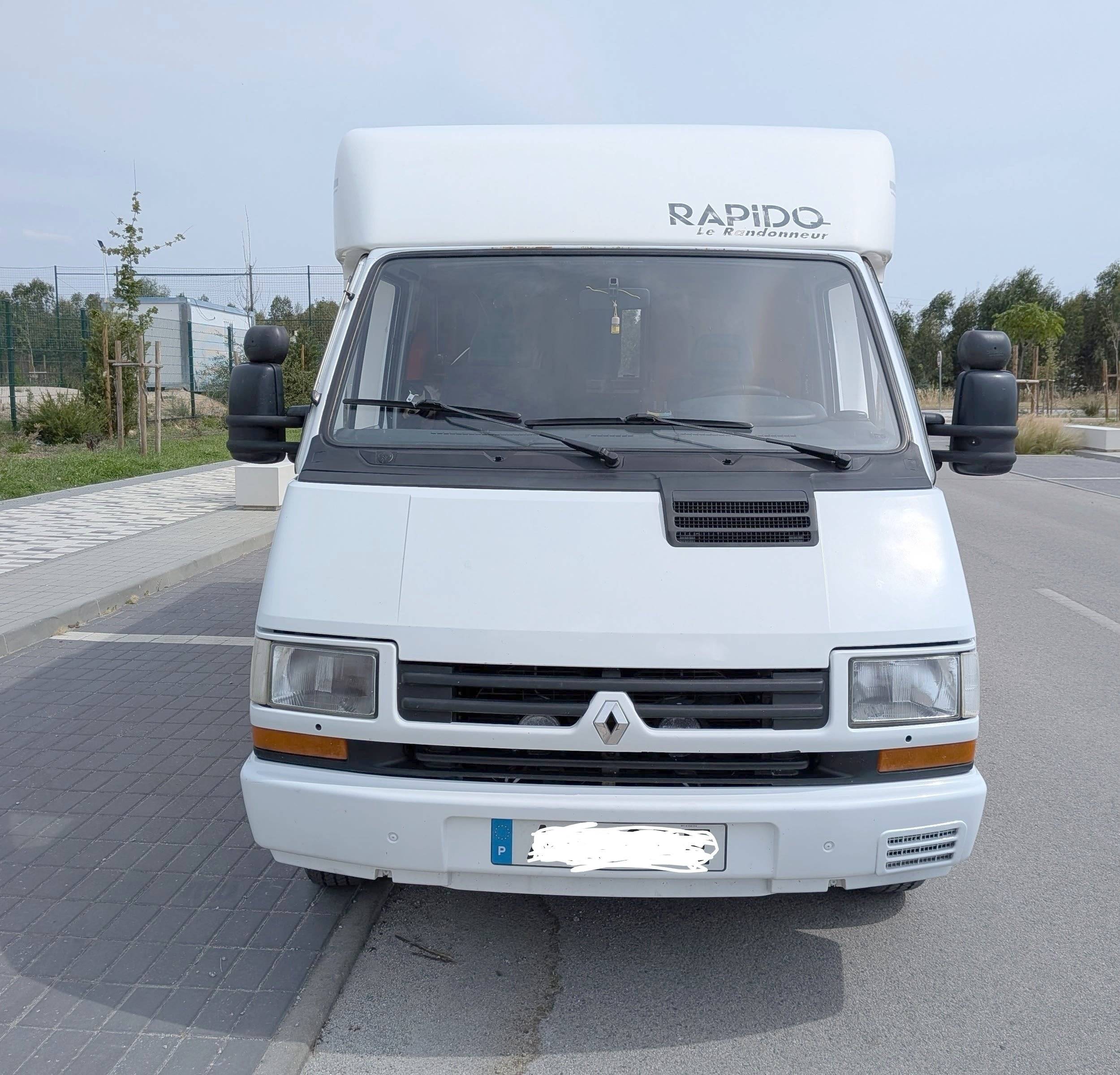 Vista del vehicle angle davanter Renault Renault trafic - Yescapa