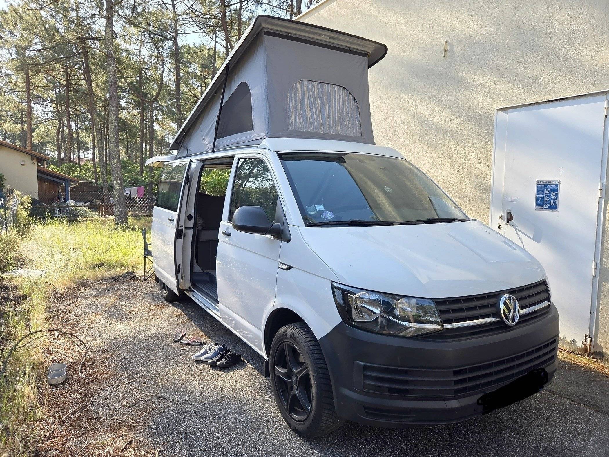 schräge Vorderansicht Volkswagen Transporter - Yescapa