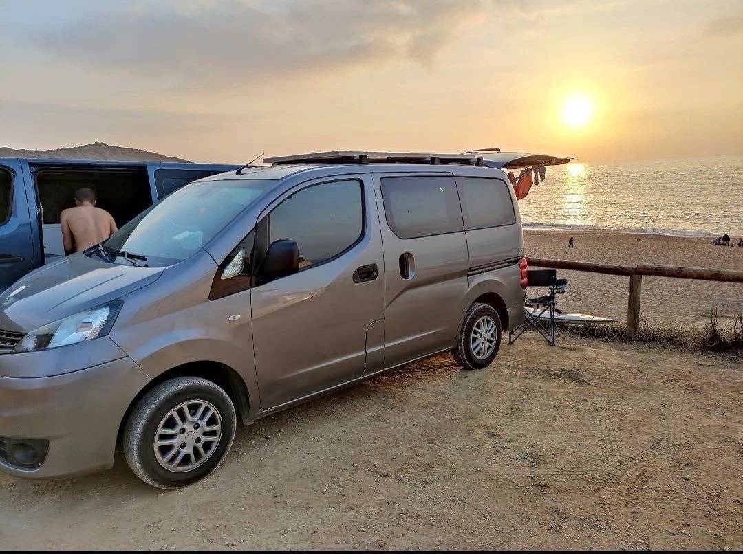 Voorkant 3/4 Nissan NV200 - Yescapa