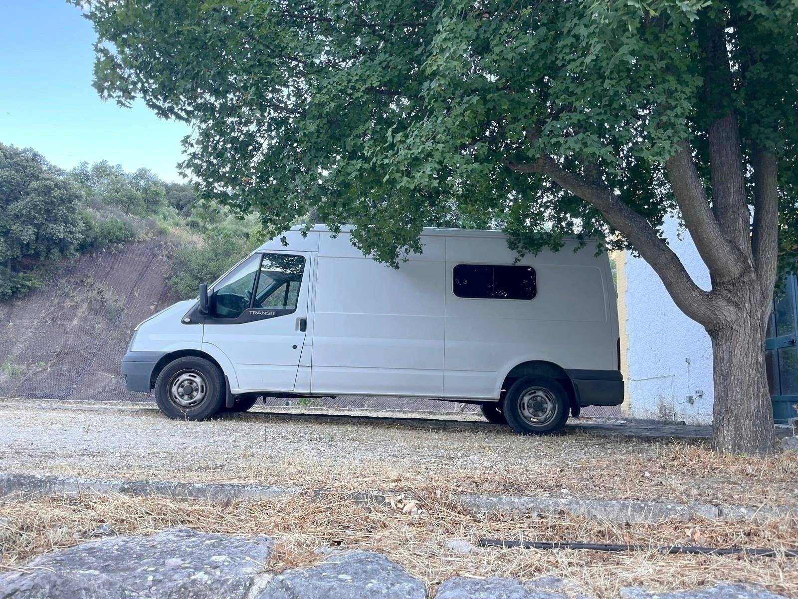 Vista del vehículo ángulo delantero Ford Transit 2,4 l TDCi 115 ch. - Yescapa