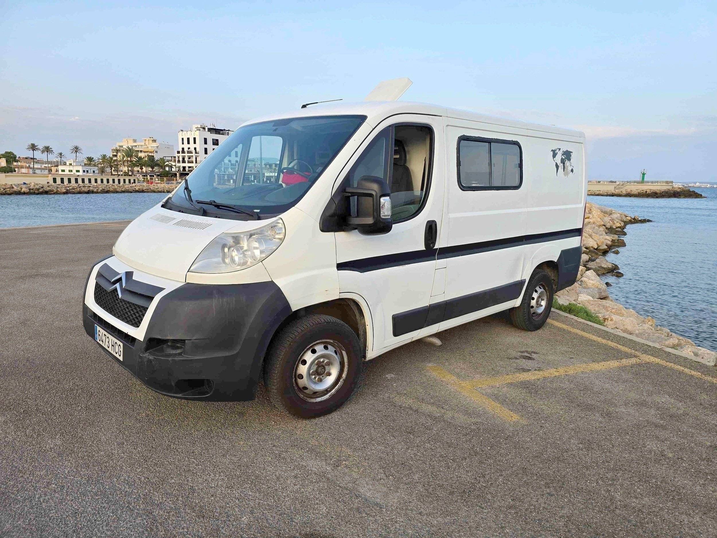 schräge Vorderansicht Citroën CITROEN JUMPER 130 CV - Yescapa