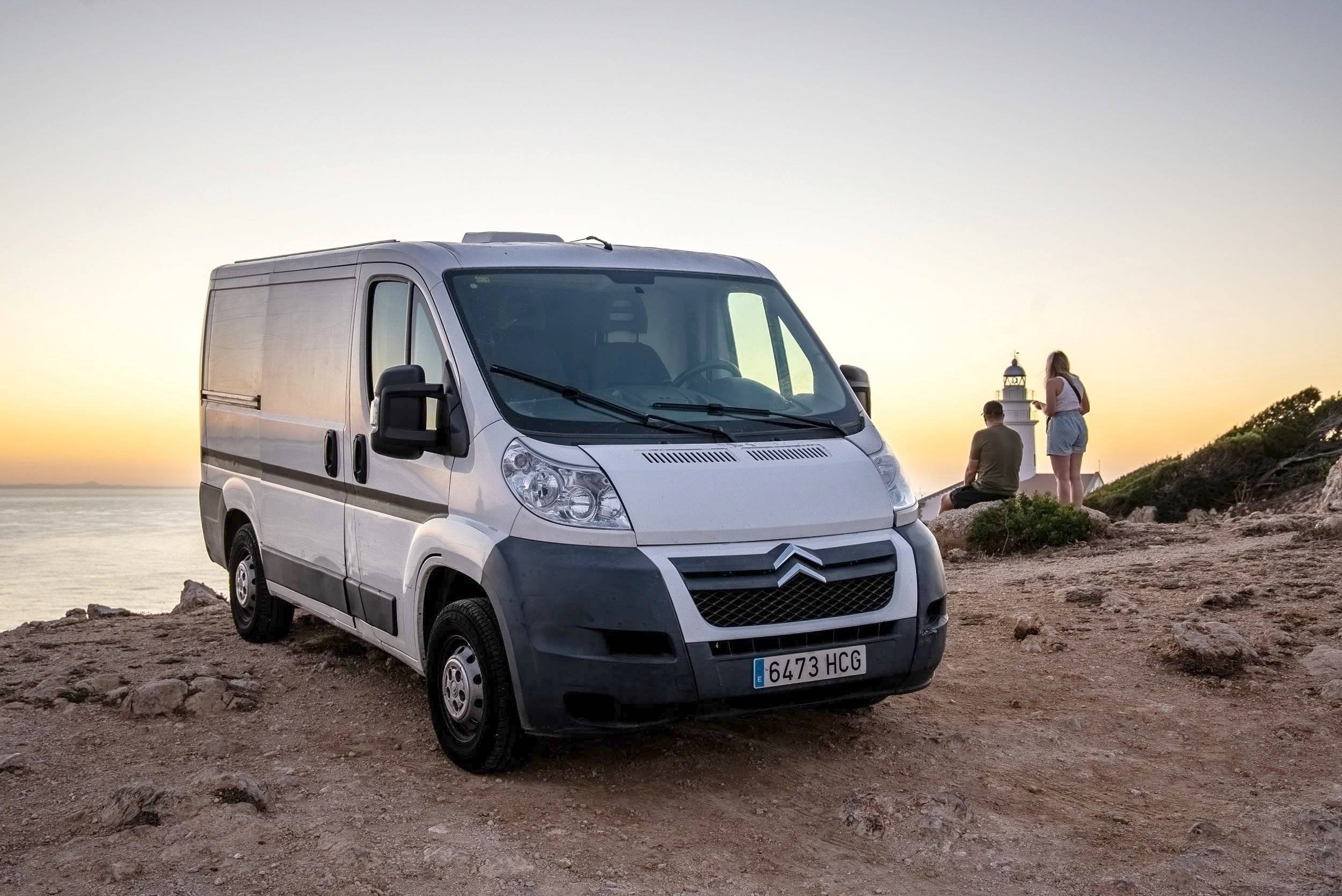 schräge Vorderansicht Citroën CITROEN JUMPER 130 CV - Yescapa