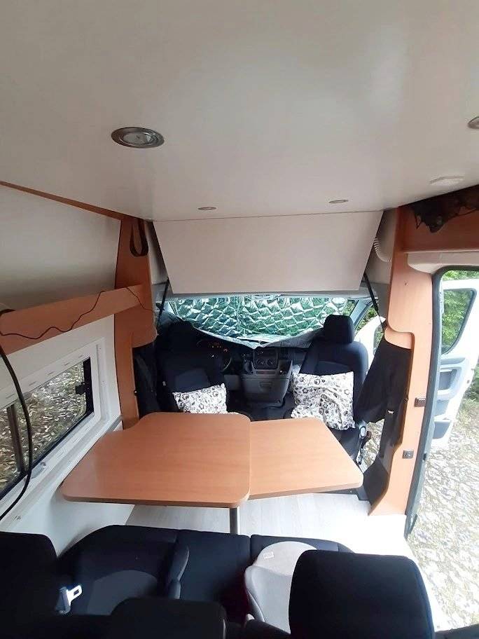 Área de jantar Fiat Ducato 3,0 l Multijet 160 ch. - Yescapa
