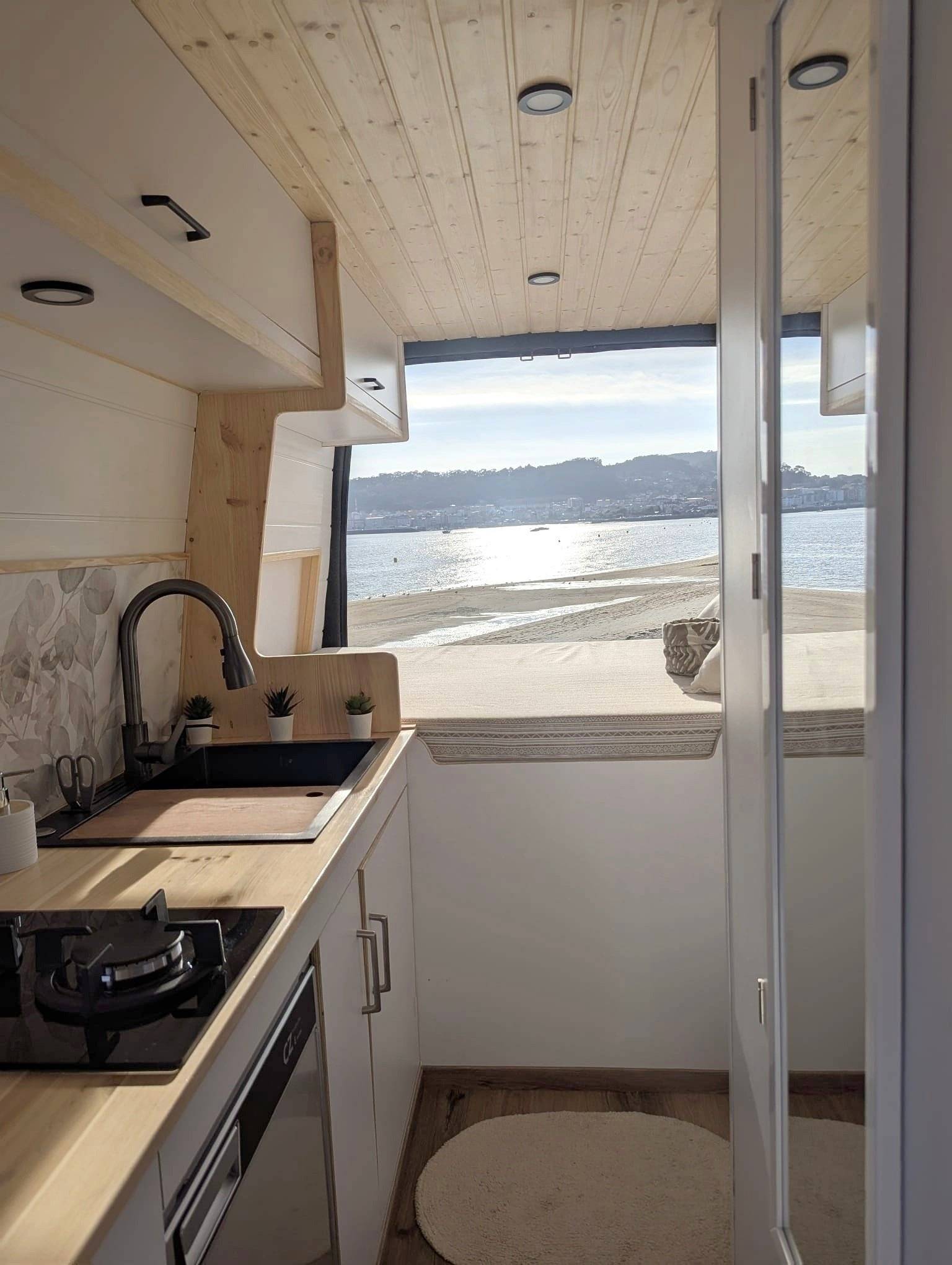 Dining Area Ford Transit 125 ch - Yescapa