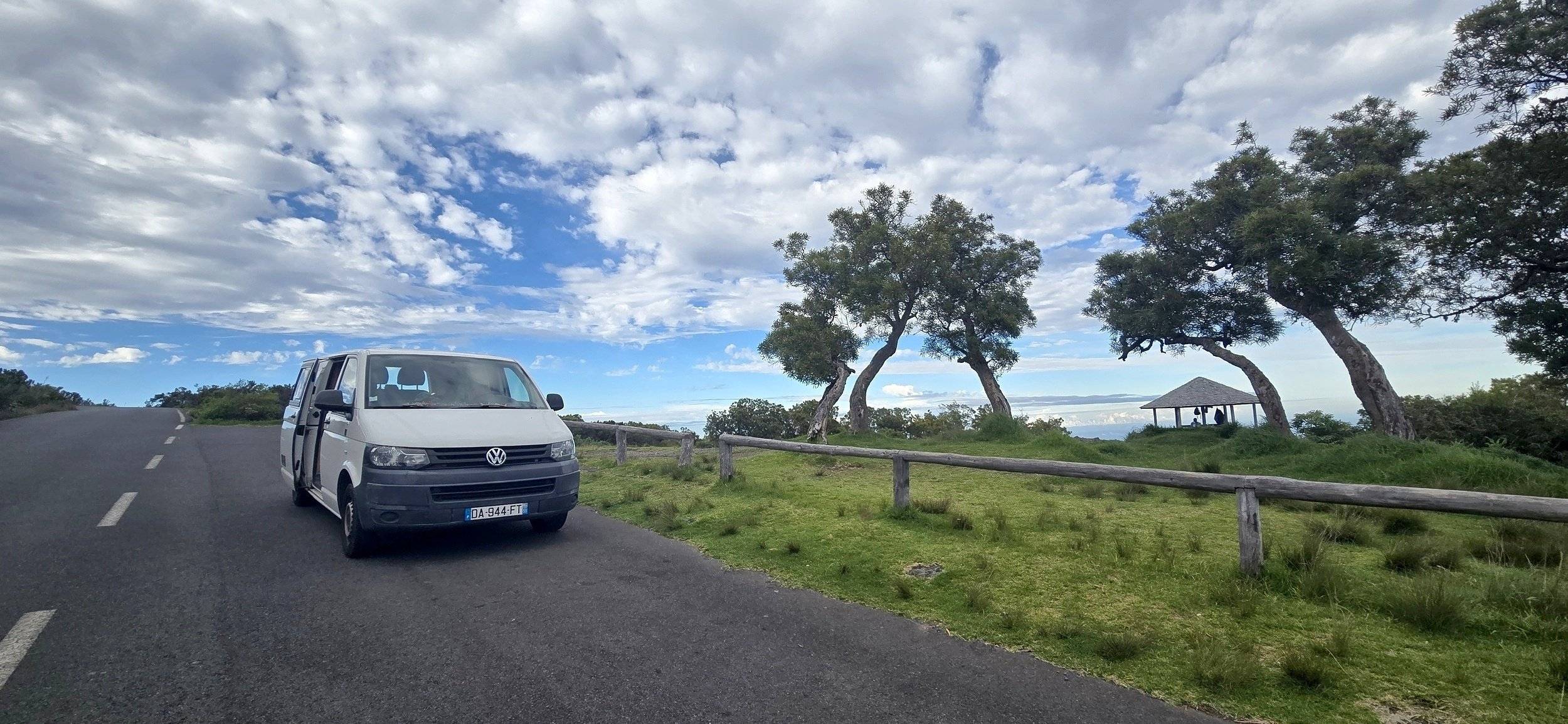 schräge Vorderansicht Volkswagen T5 2,0 l 140 ch - Yescapa