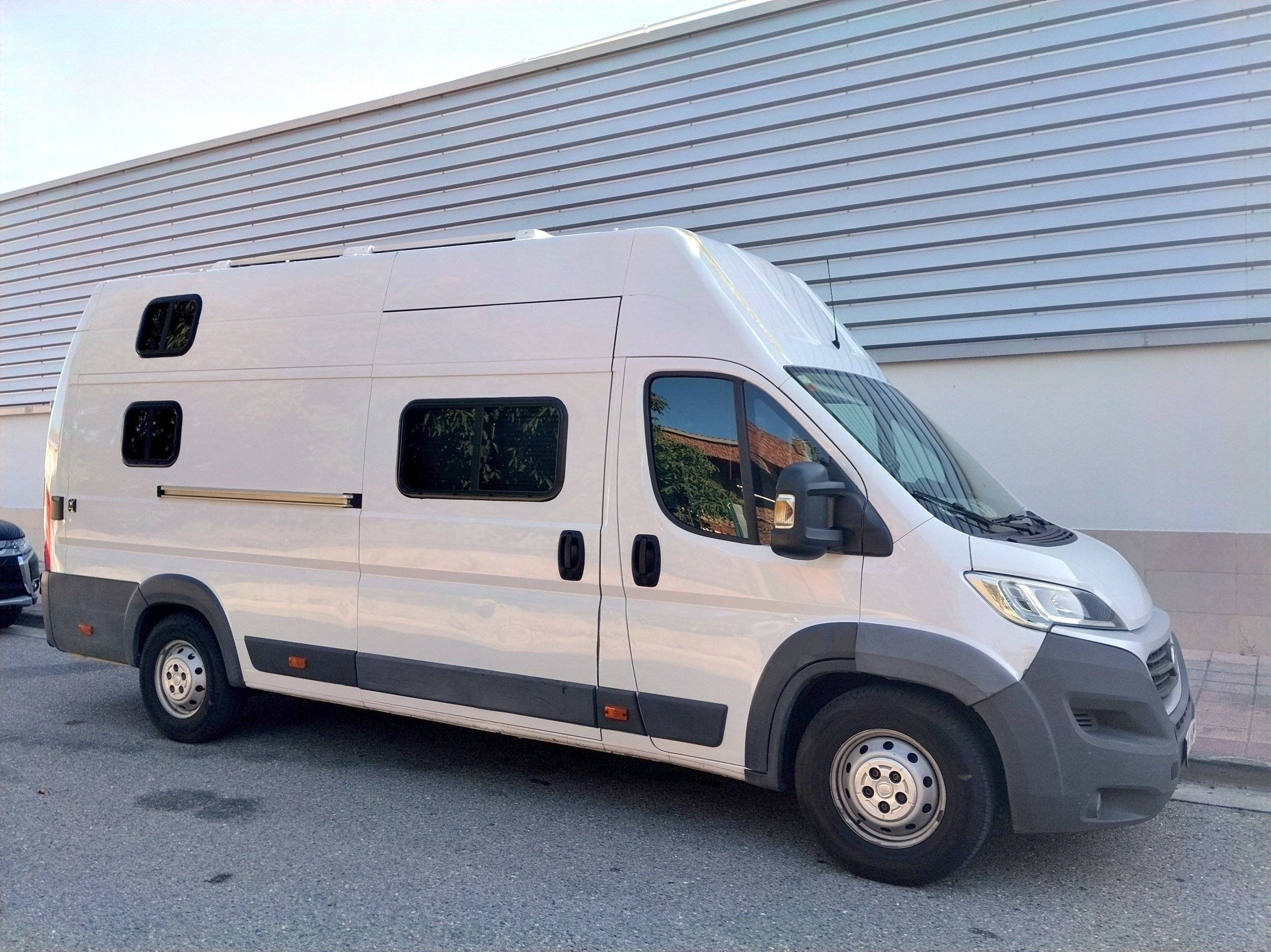 Front view from 3/4 Fiat Ducato 2,3 l 130 ch - Yescapa