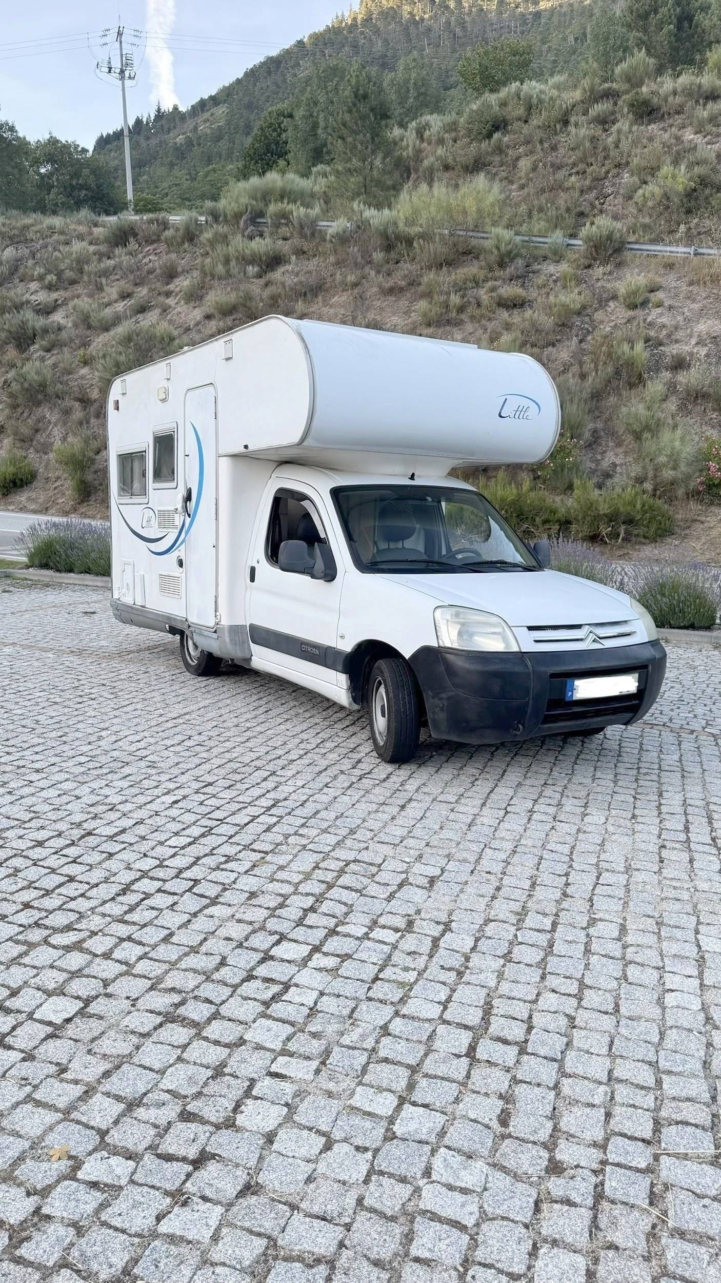Vista del vehículo ángulo delantero Citroën Berlingo - Yescapa