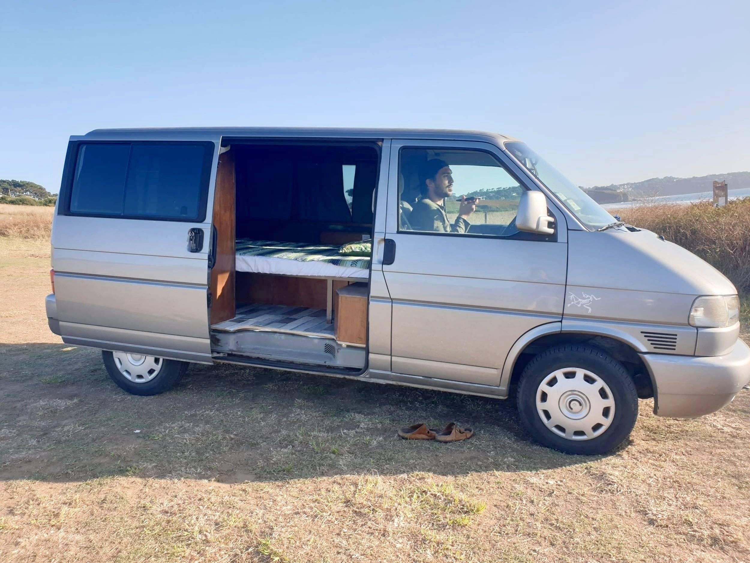 Front view from 3/4 Volkswagen Transporter T4 - Yescapa