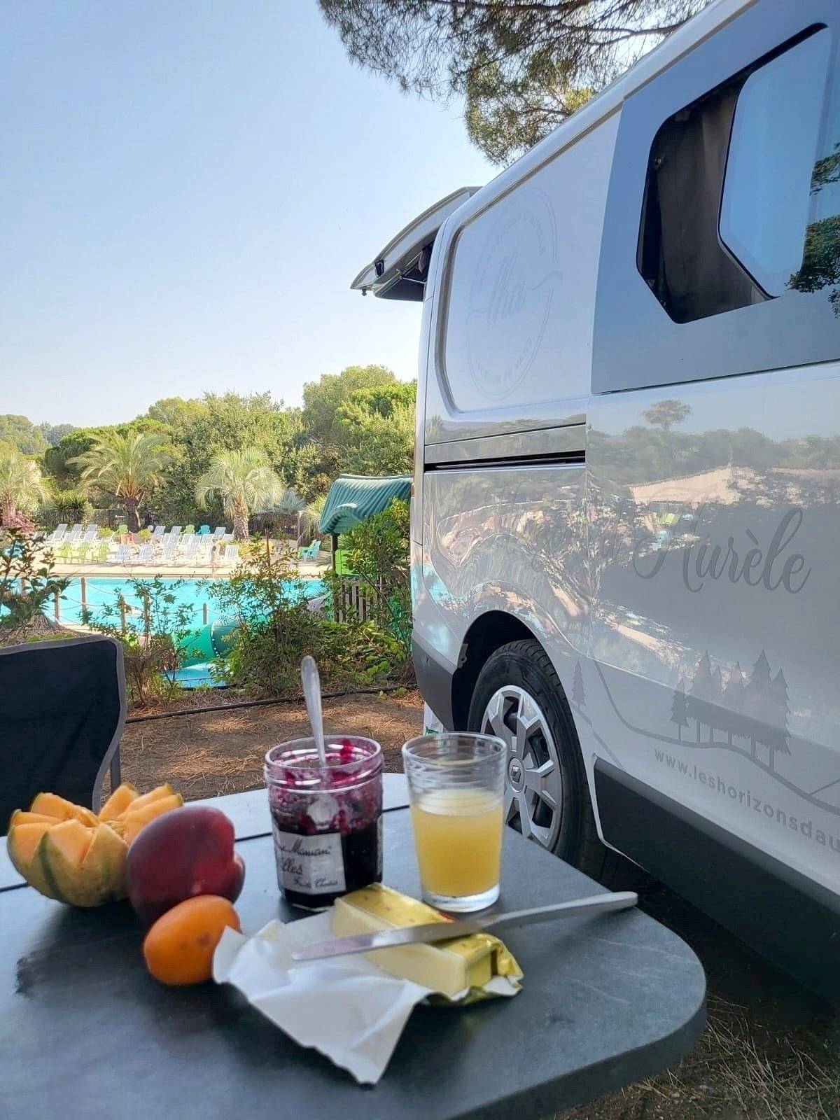 Dining Area Renault Trafic - Yescapa