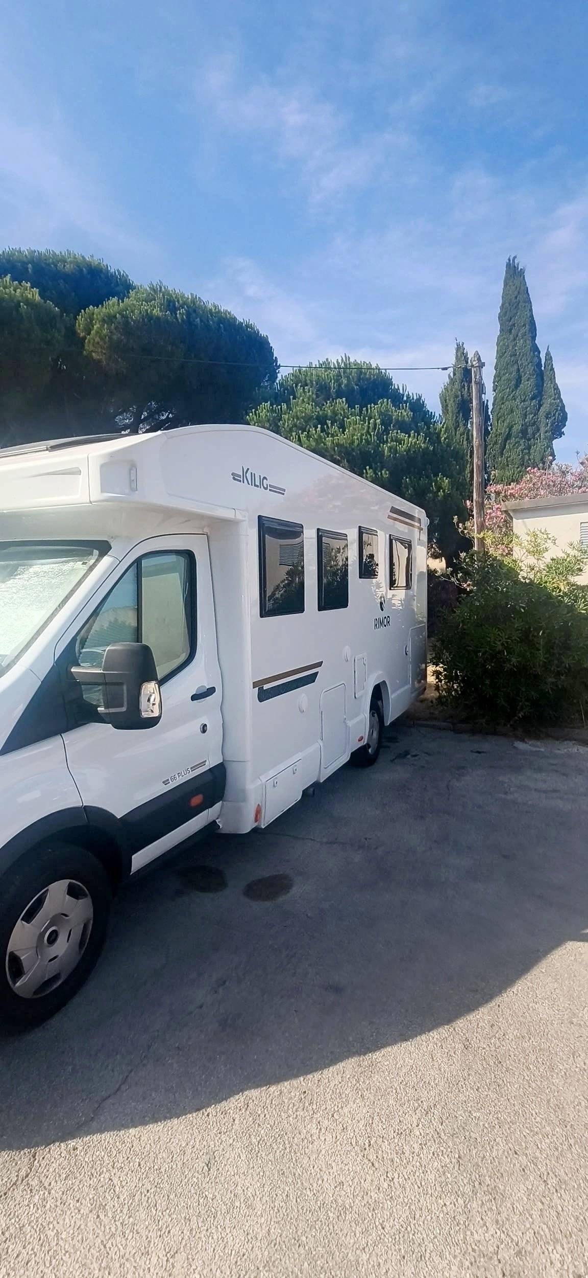 Front view from 3/4 Ford - Yescapa