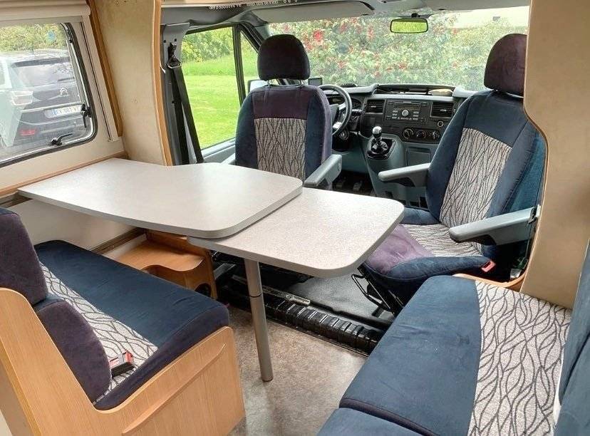 Dinette Ford Challenger - Yescapa
