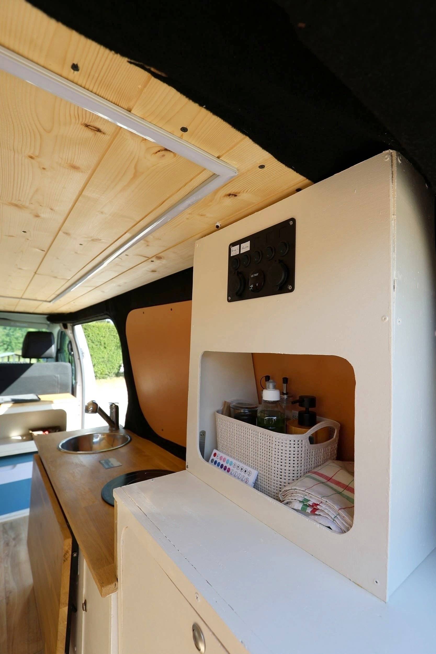 Dinette Peugeot Expert allongé - Yescapa