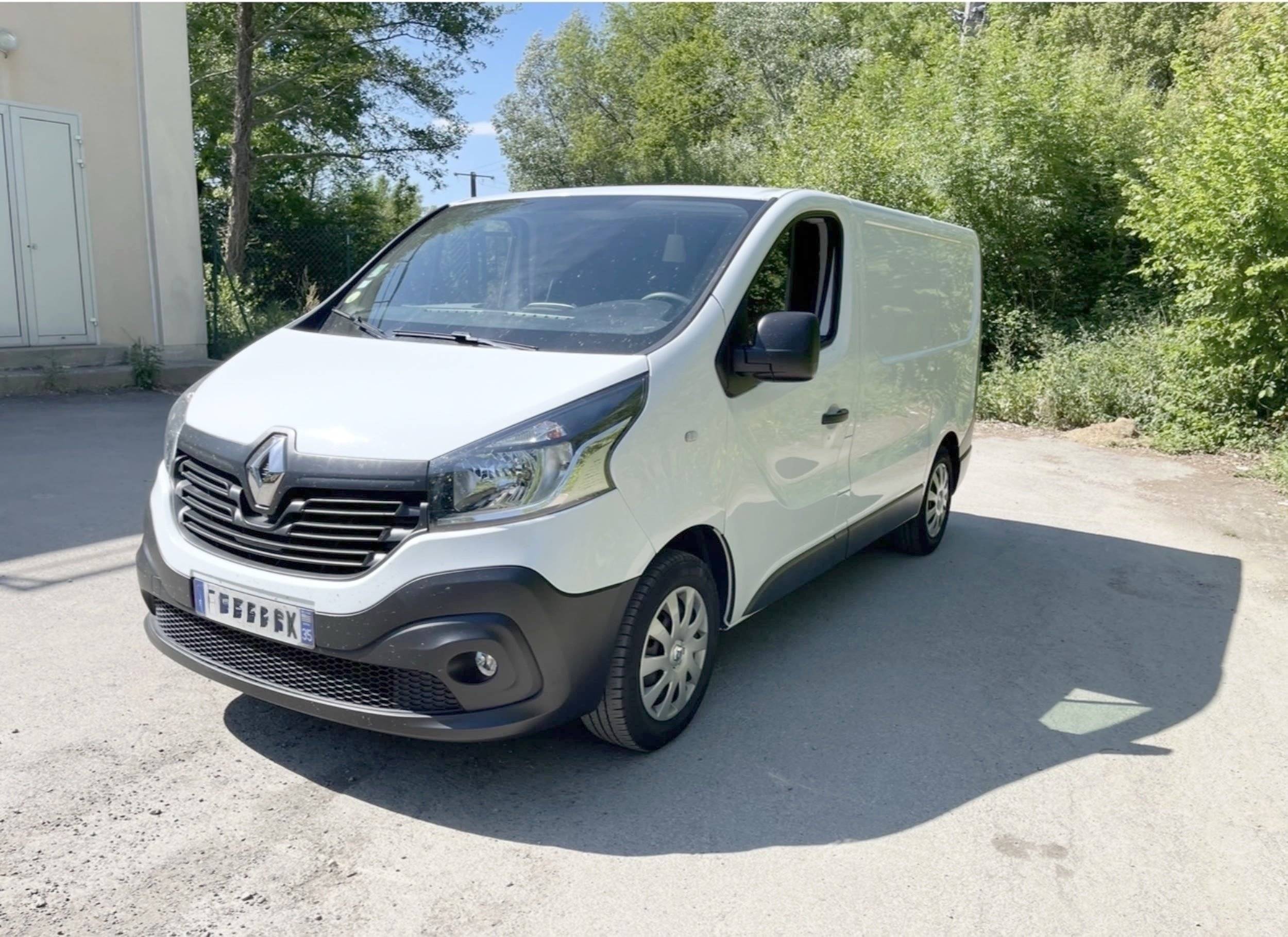 Vista de 3/4 Renault Trafic 1,5 l dci 90 ch - Yescapa