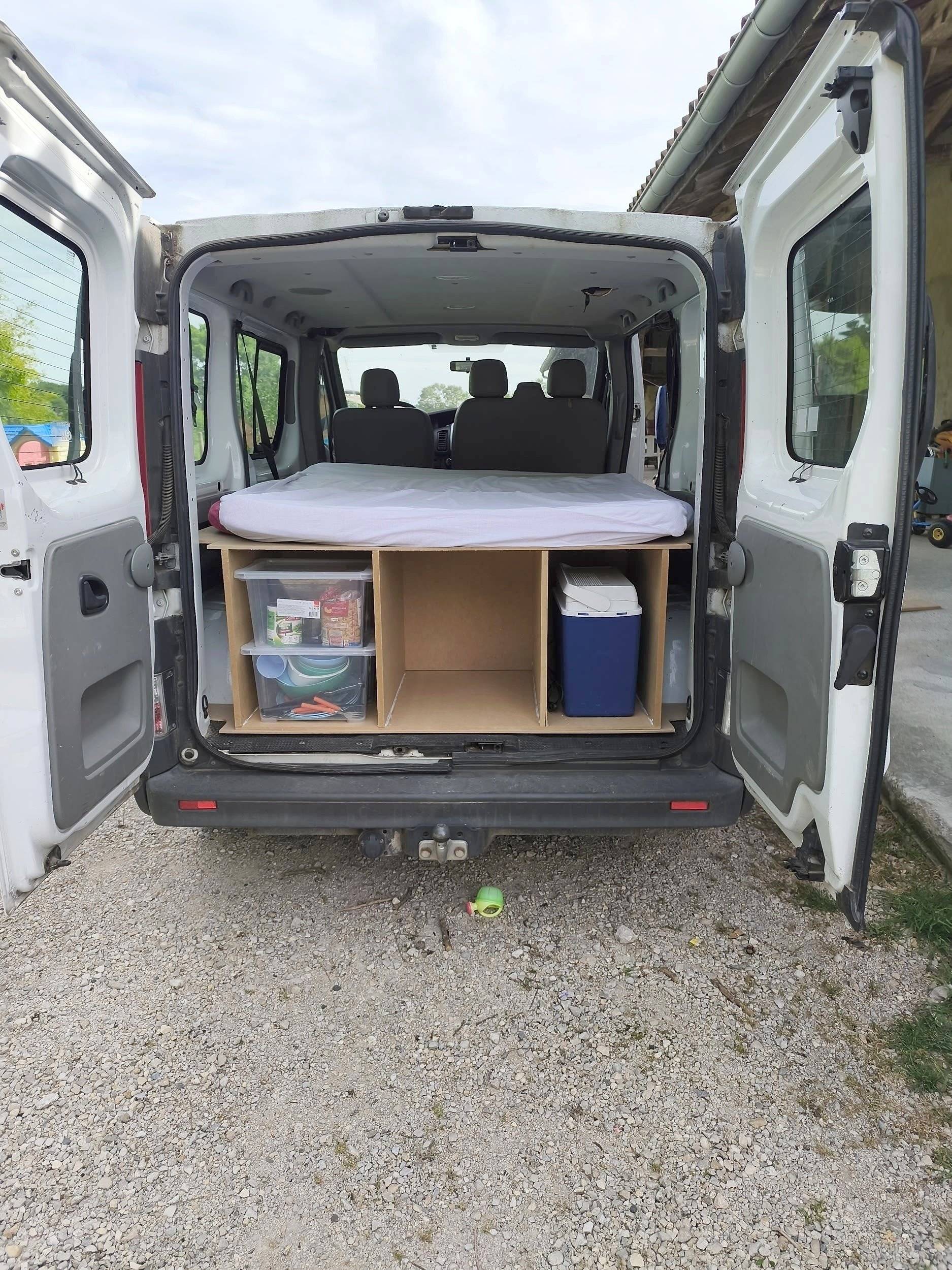 Vue arrière Renault Trafic 1,5 l dci 90 ch - Yescapa