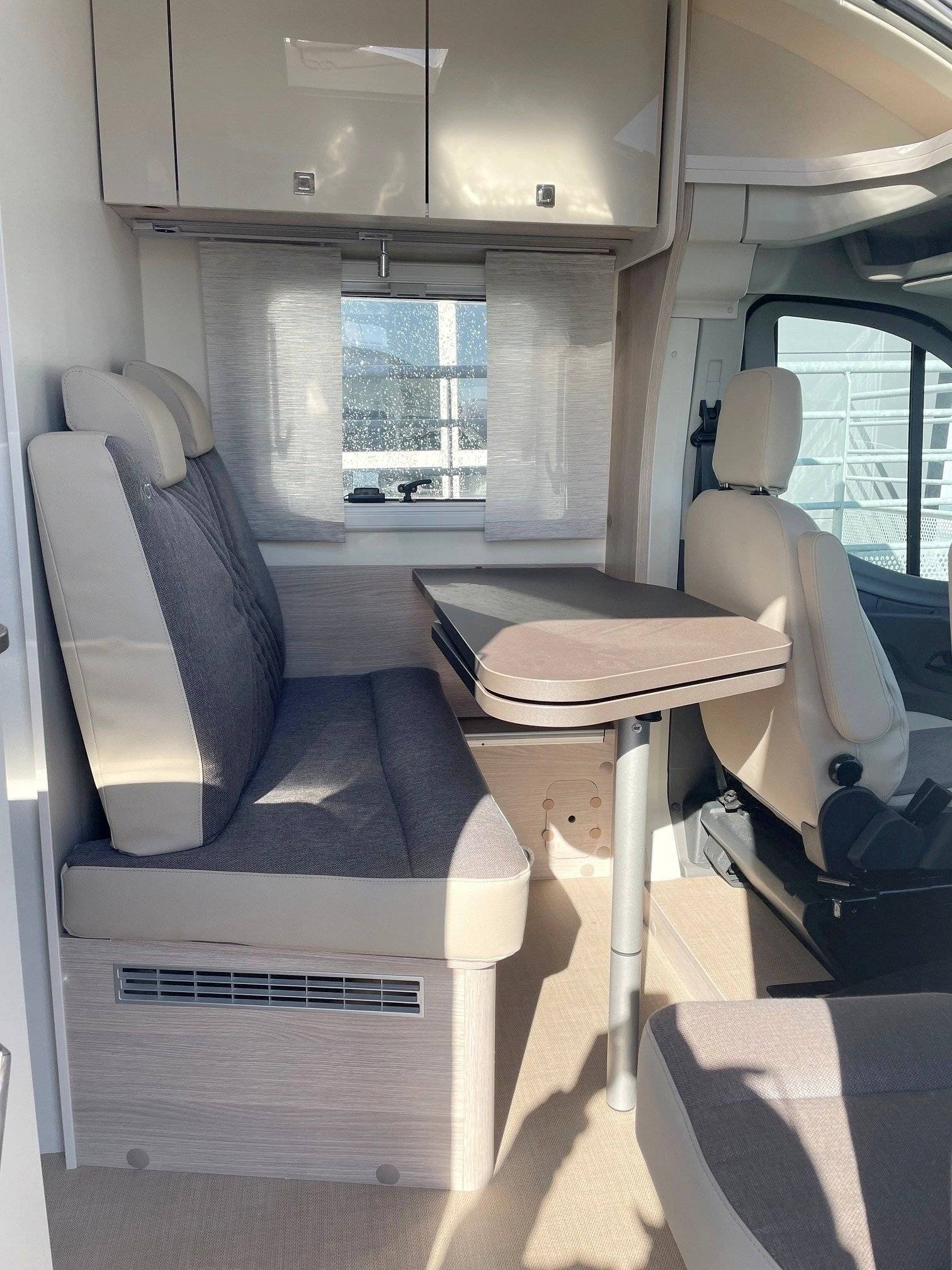 Coin repas Ford Transit 2,0 l 155 ch - Yescapa