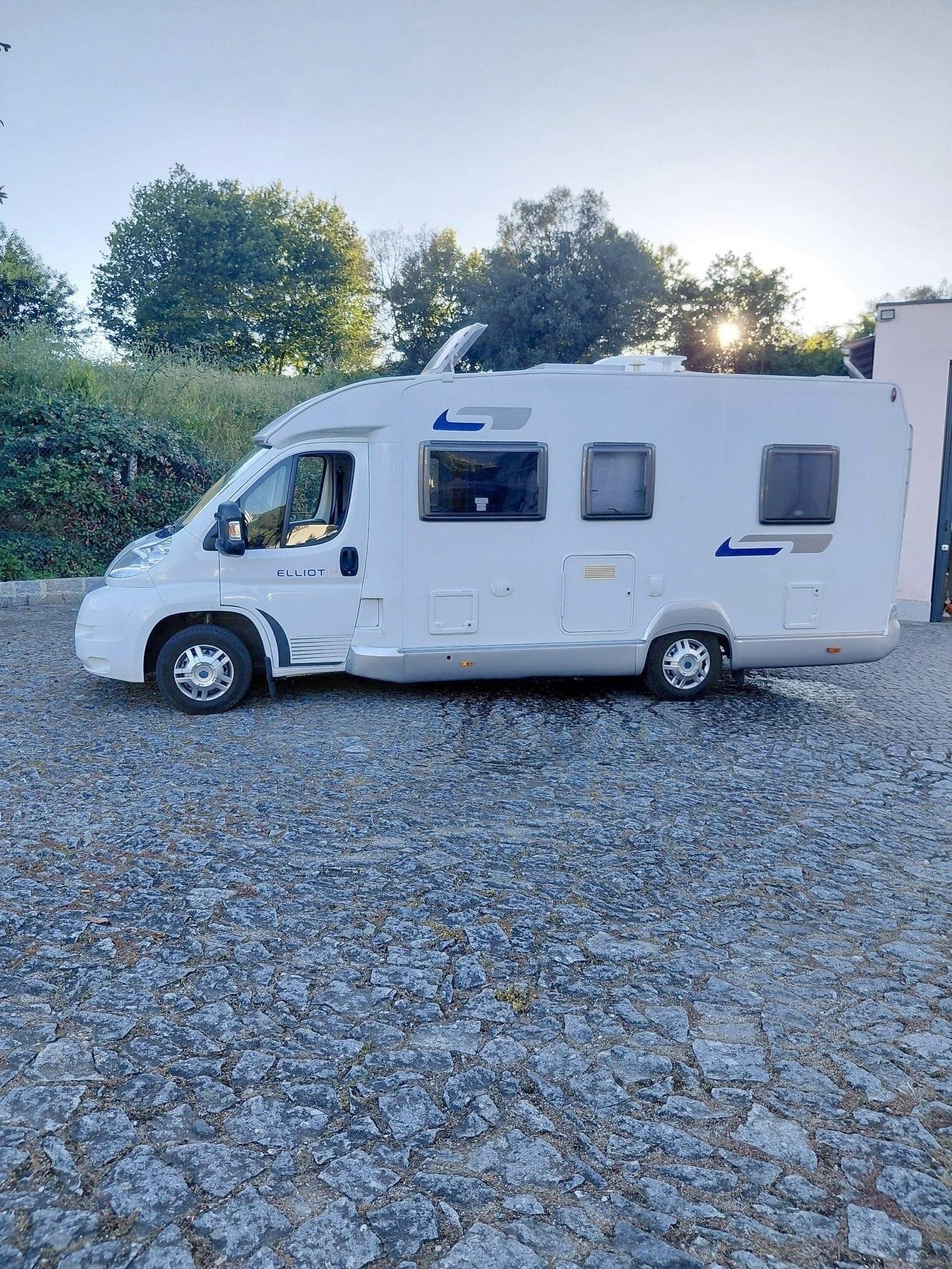 Vista del vehículo ángulo delantero Fiat DUCATO - Yescapa