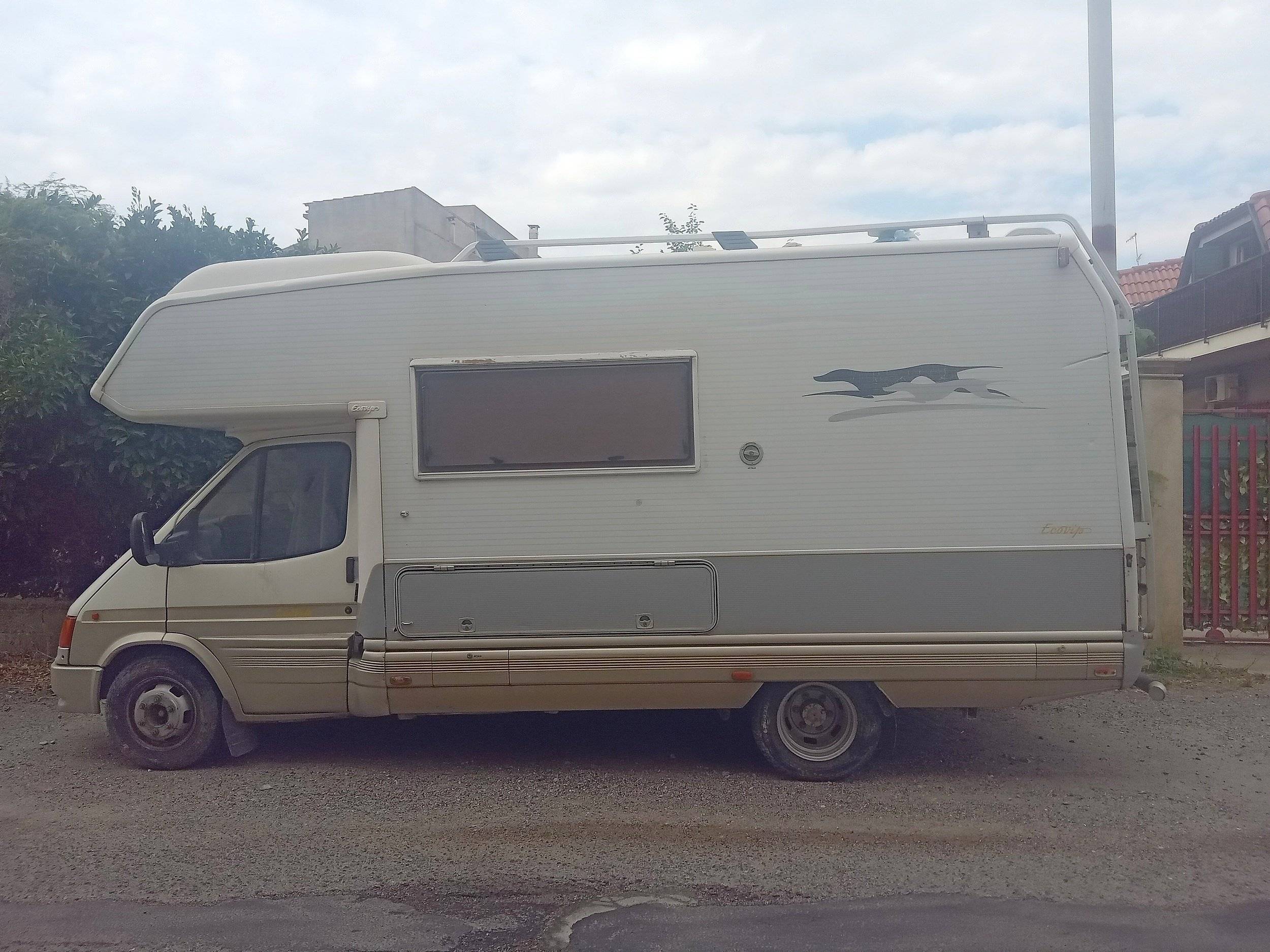 Voorkant 3/4 Ford - Yescapa