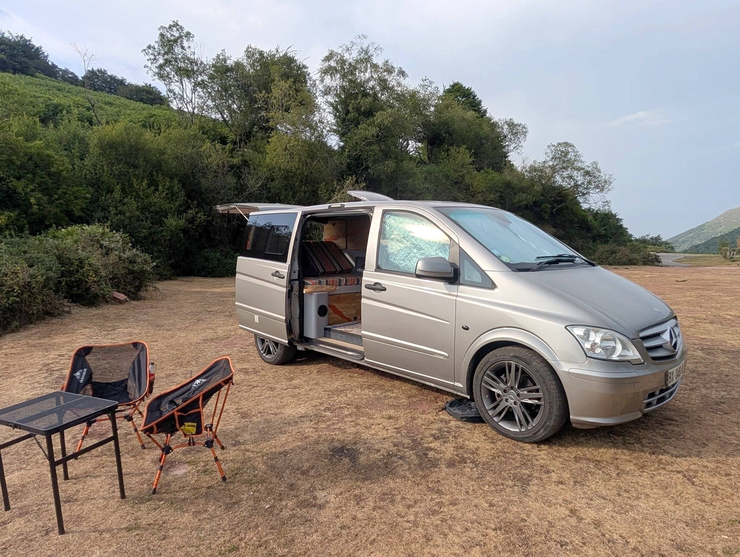 Vista de 3/4 Mercedes Vito 2,0 l 136 ch - Yescapa