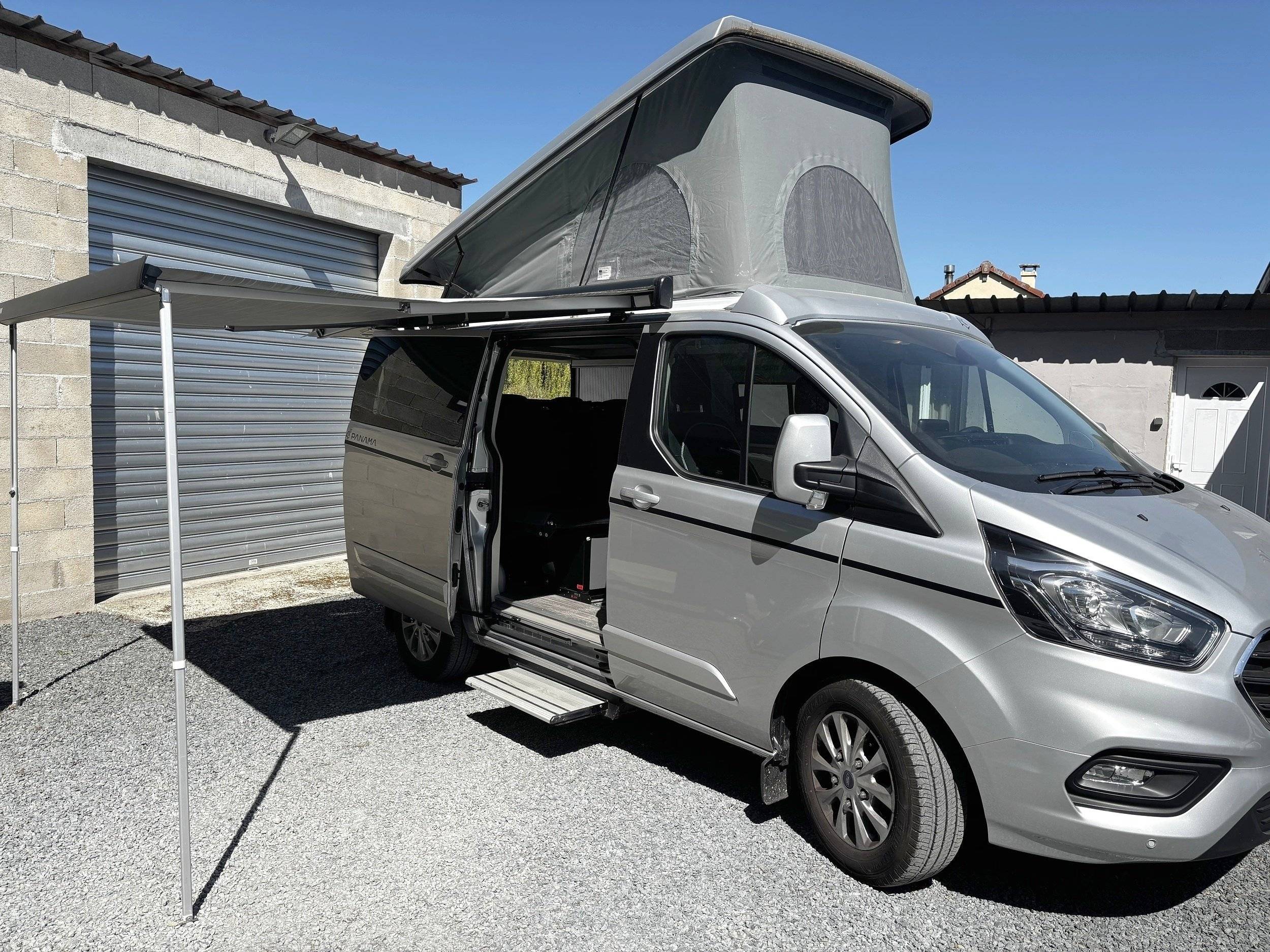 Front view from 3/4 Ford Transit 2,0 l 170 ch - Yescapa