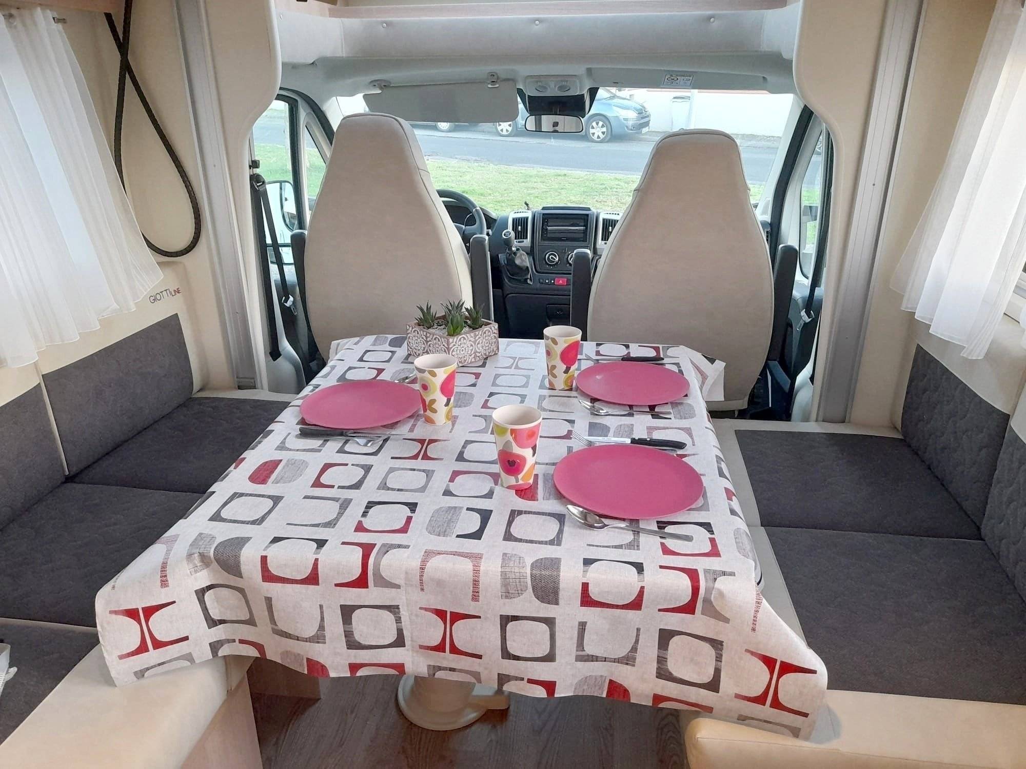 Dining Area Citroën Jumper - Yescapa