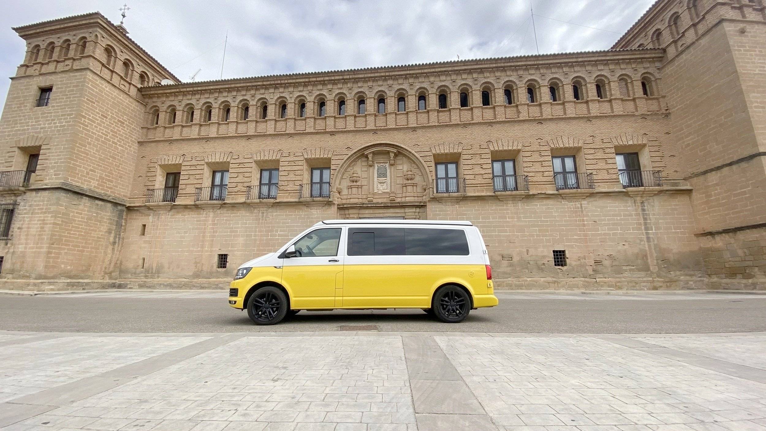 Volkswagen Transporter T6 (Amarilla)