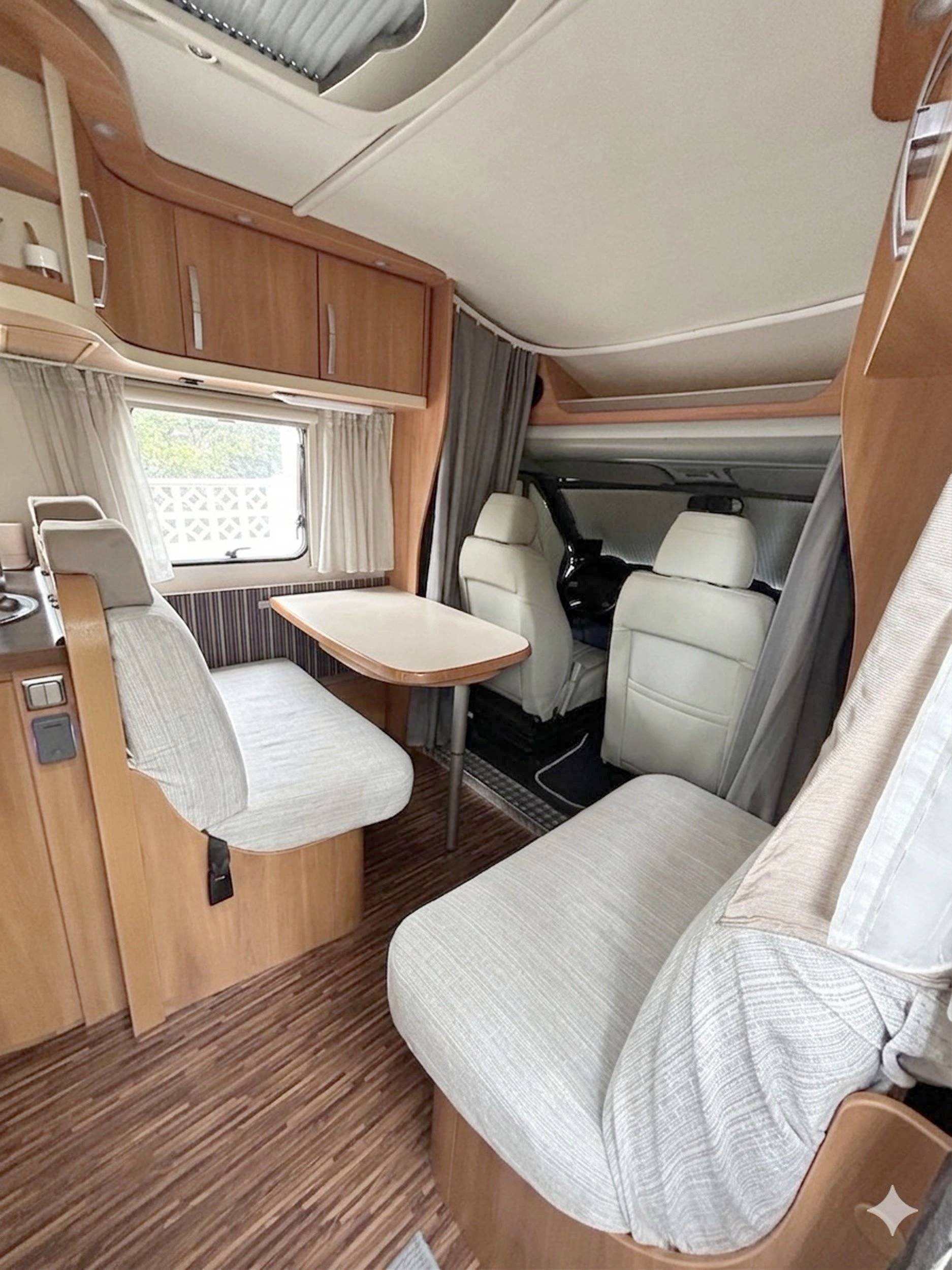 Dining Area Ford Transit 2,2l TDCi 140 ch. - Yescapa